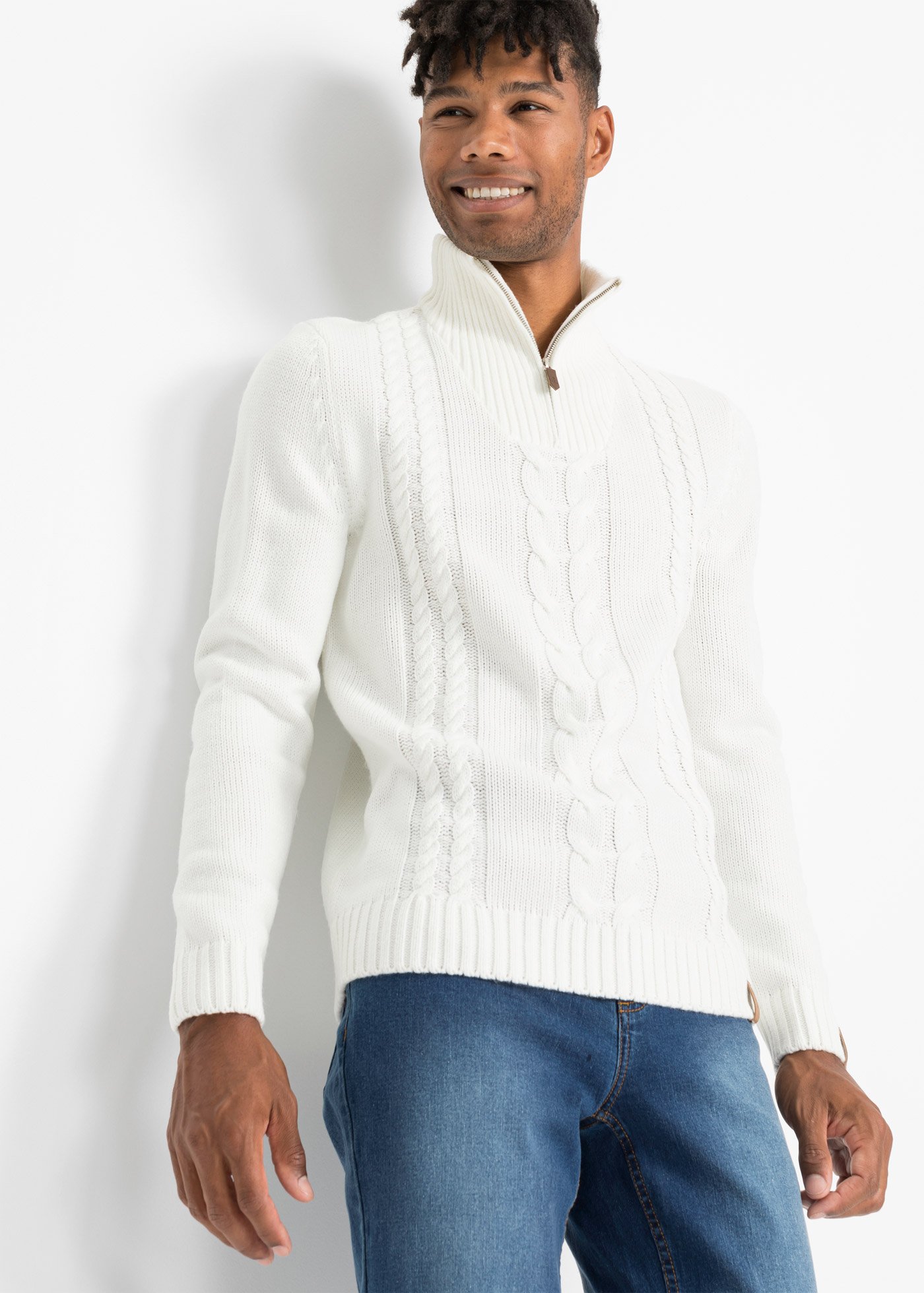 Sweter z wysokim kołnierzem zapinanym na zamek z grubej dzianiny, we wzór w warkocze