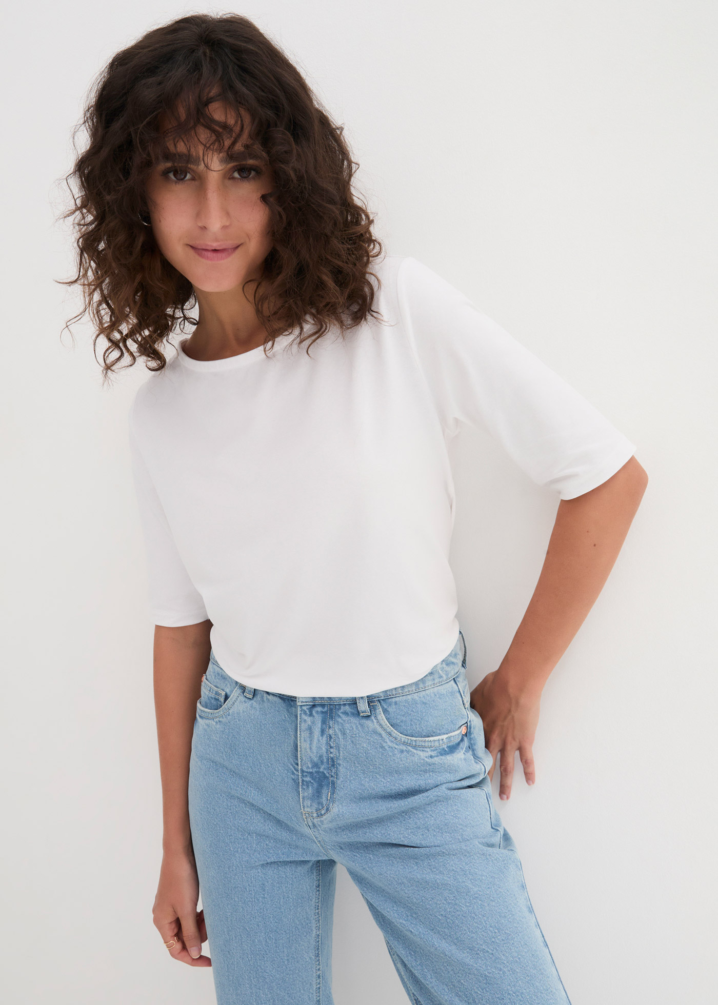 T-shirt z dekoltem w łódkę