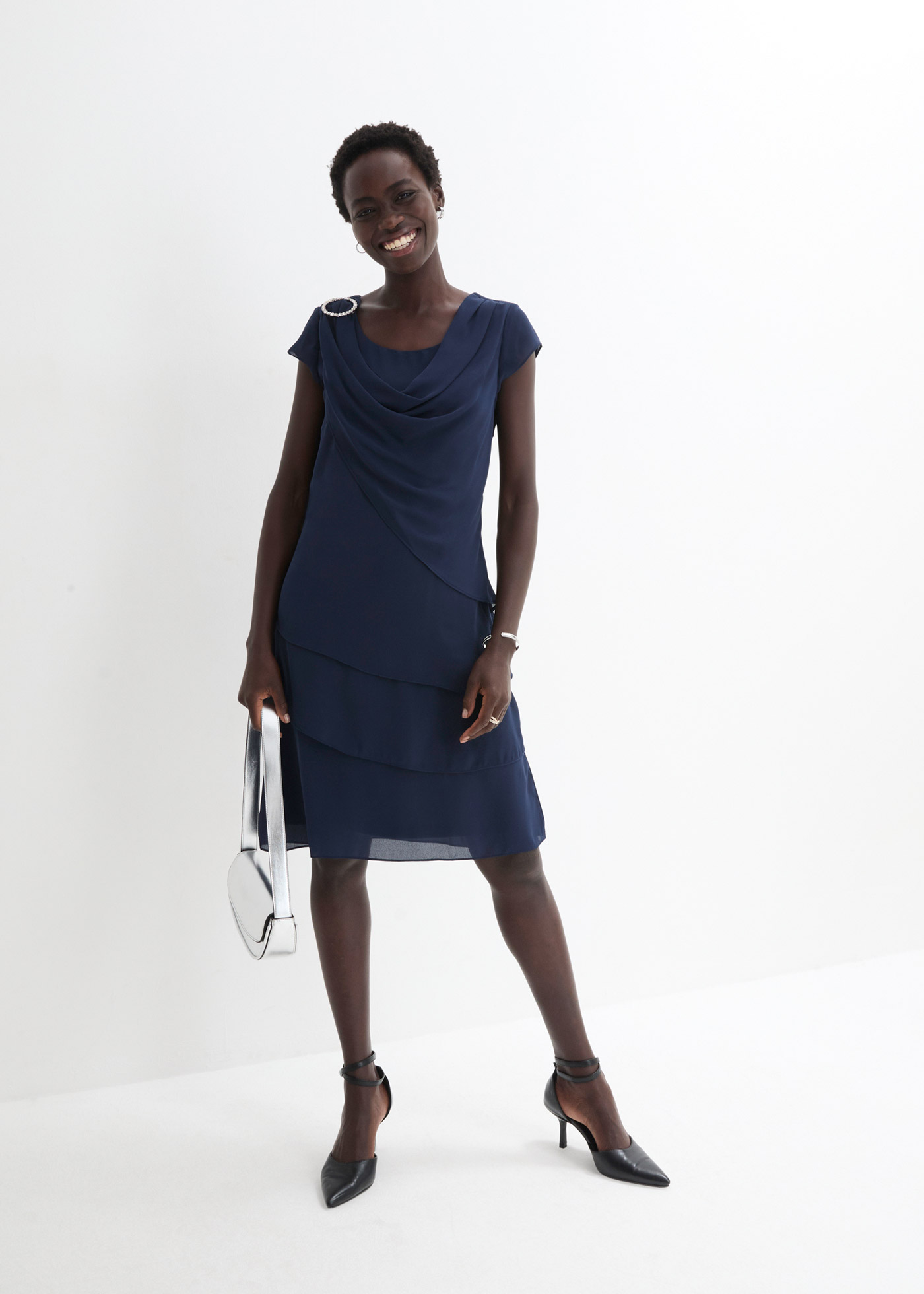 Sukienka szyfonowa mini z ozdobnym dodatkiem