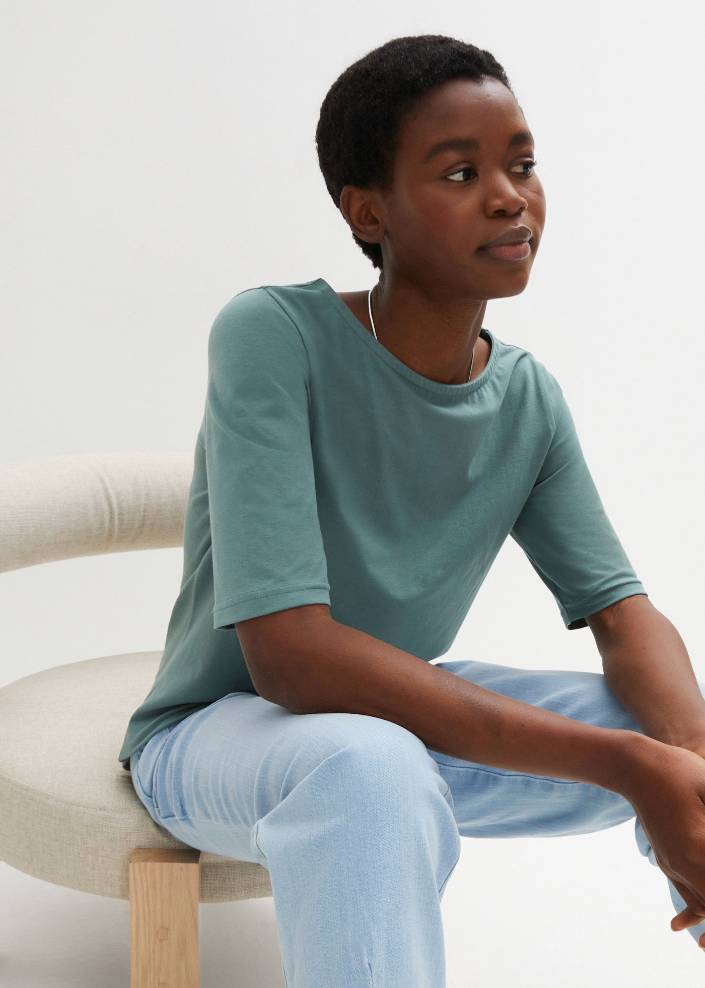 T-shirt z dekoltem w łódkę