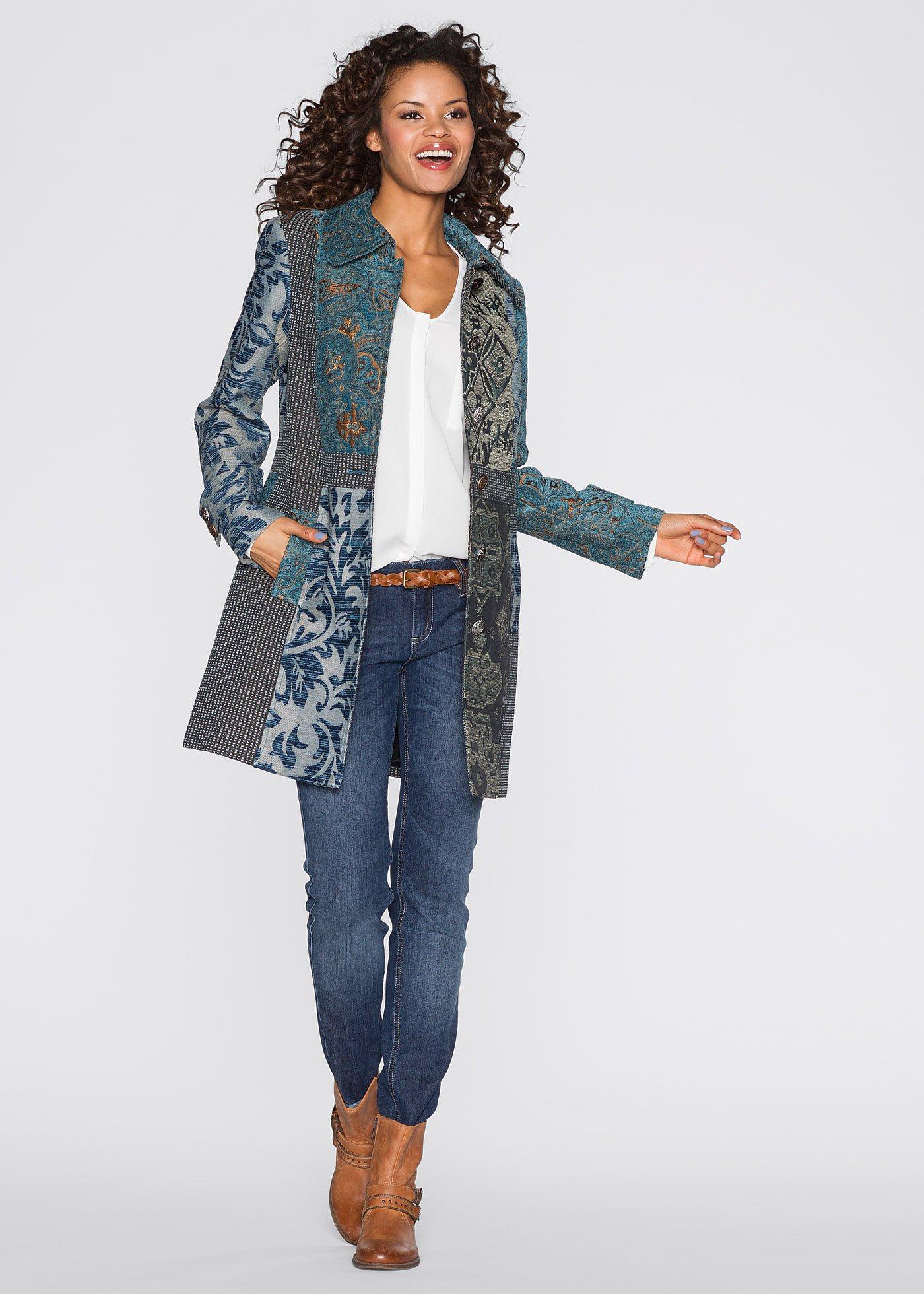 Krótki płaszcz w żakardowy wzór