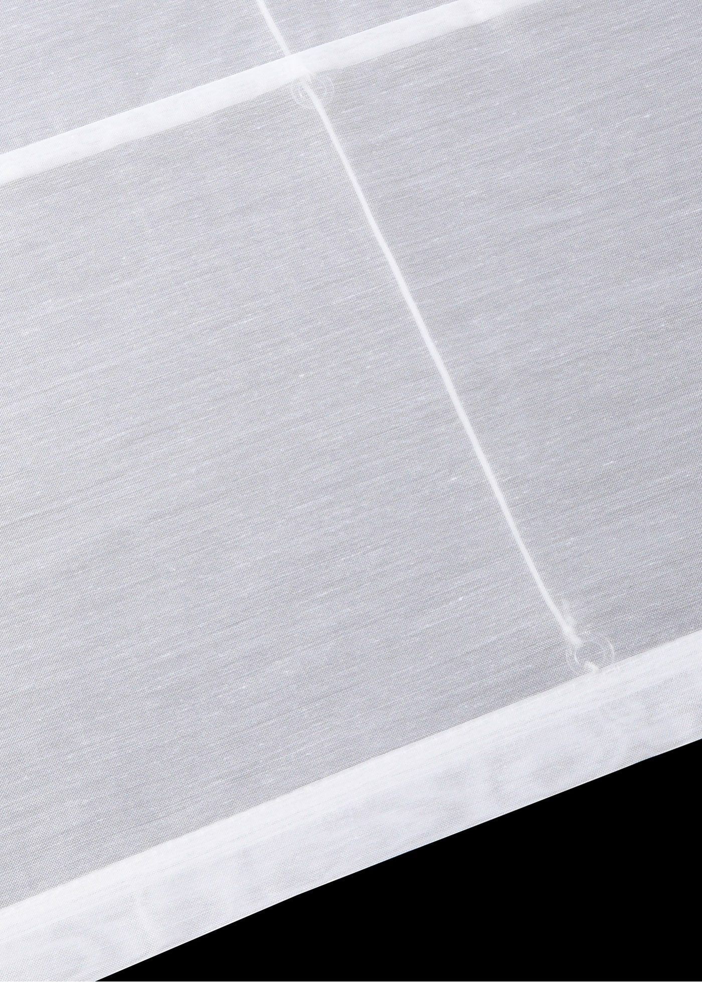 Prześwitująca roleta z haftem