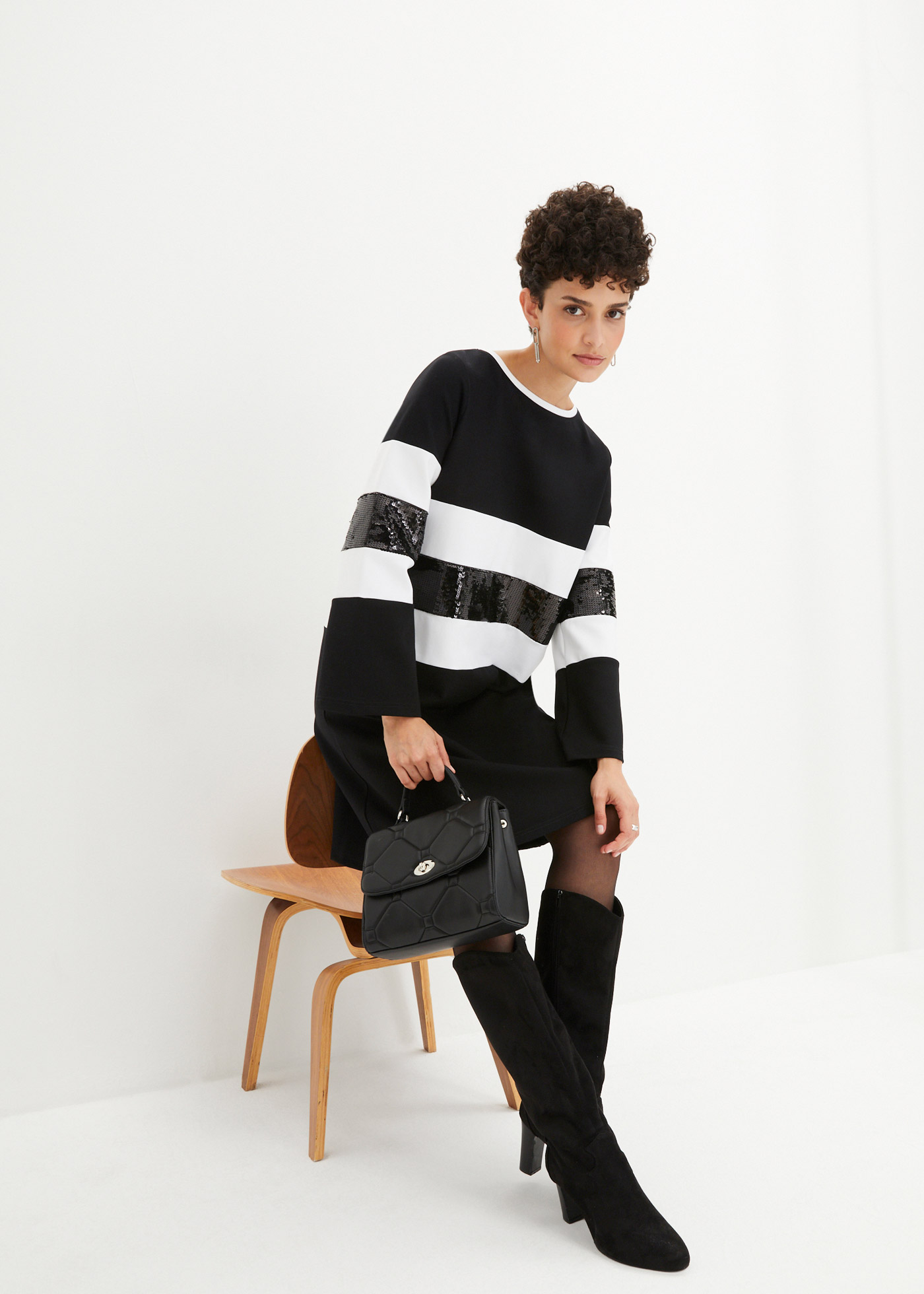 Sukienka z tkaniny punto z cekinami