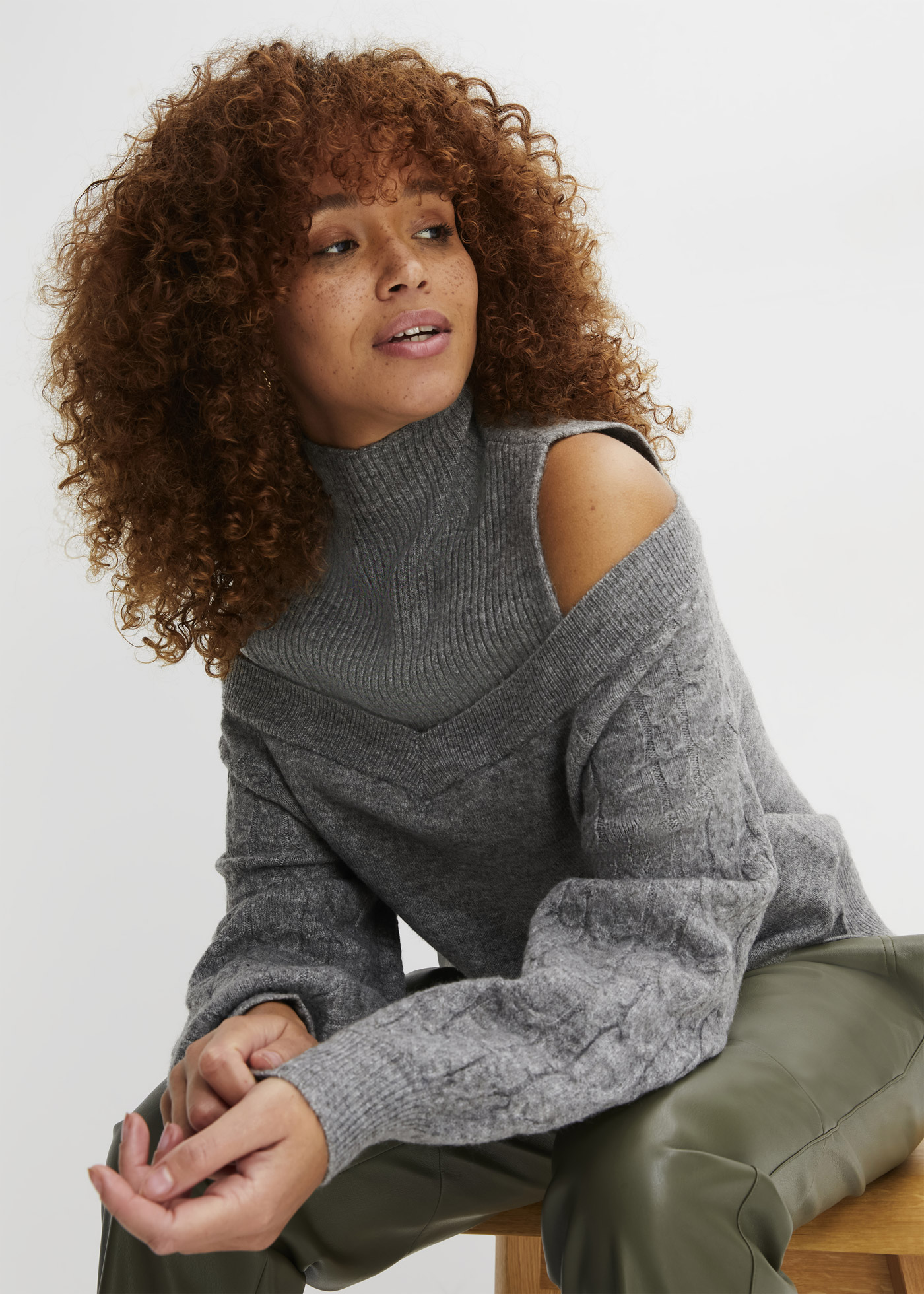 Sweter cold-shoulder