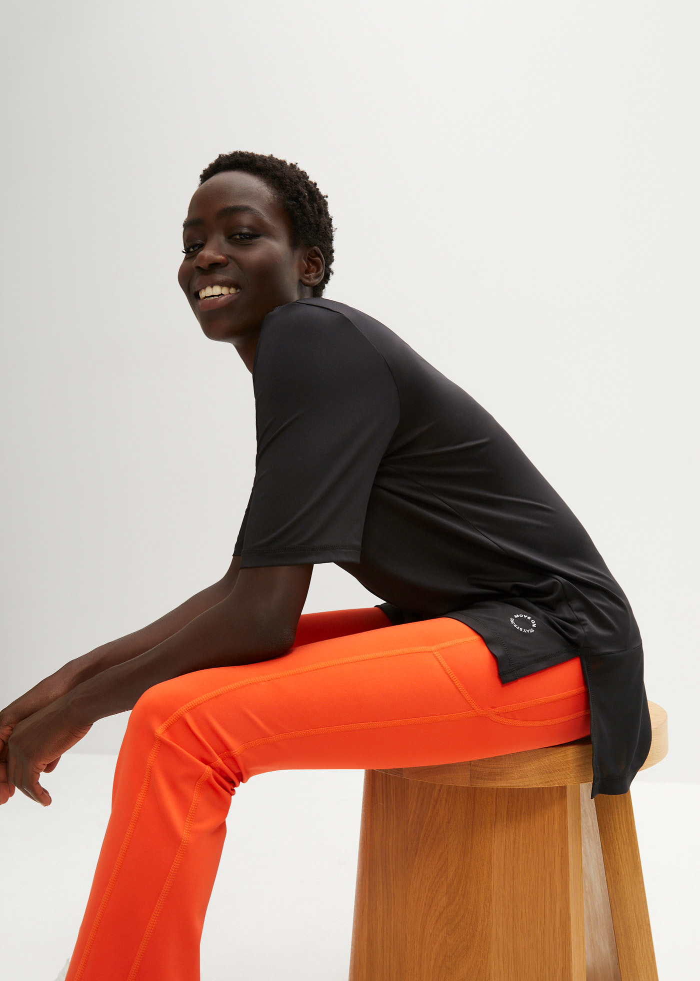 Długi T-shirt sportowy z siatkowymi wstawkami, szybkoschnący