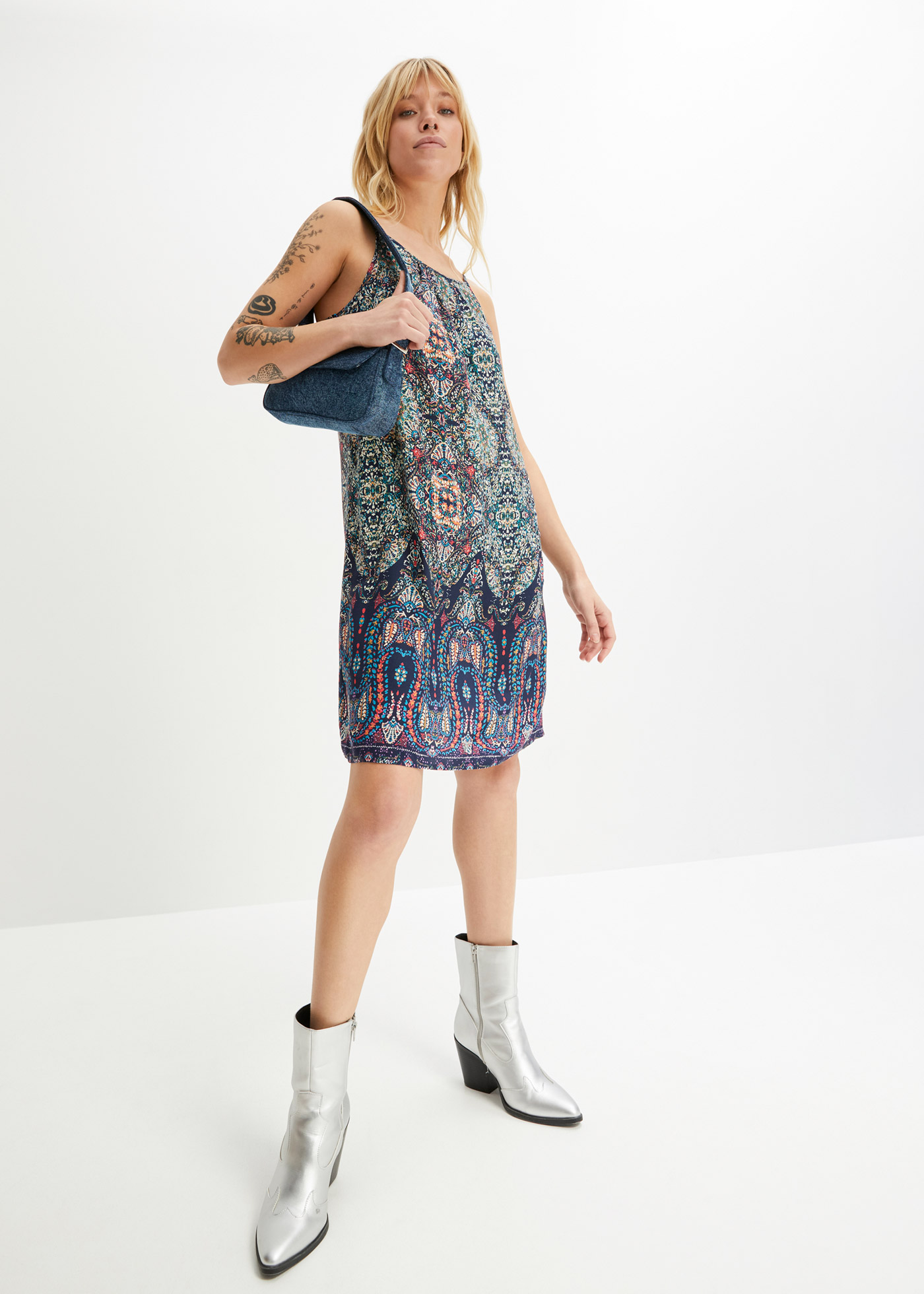 Sukienka na ramiączkach z lejącej wiskozy