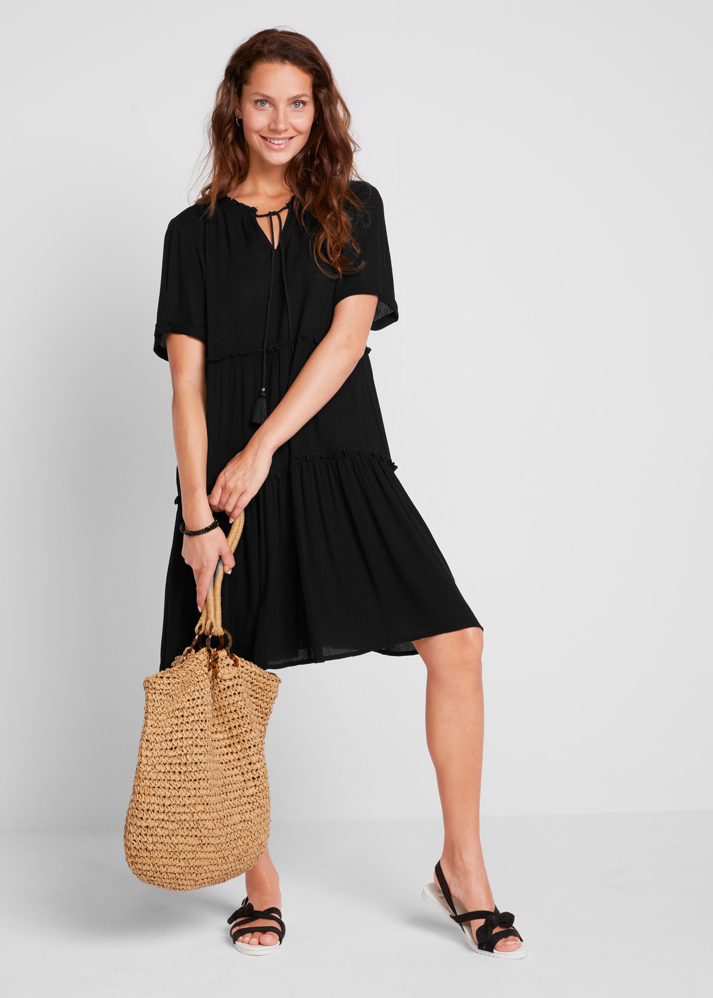 Sukienka z kreszowanej wiskozy z ozdobnym elementem w dekolcie, dł. do kolan