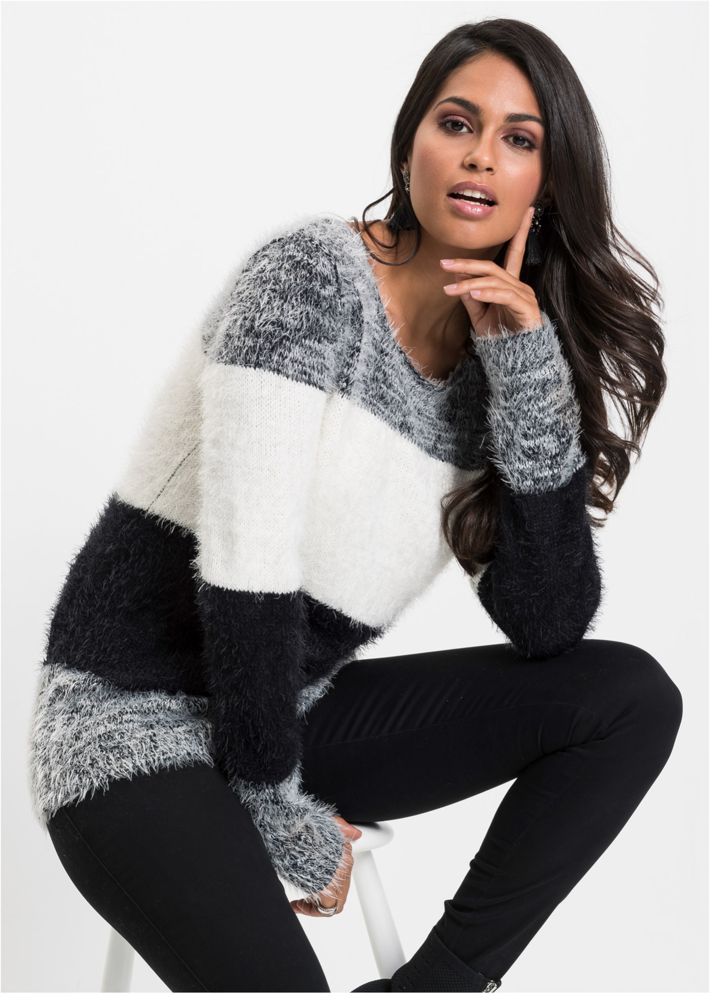 Sweter z przędzy z długim włosem w paski