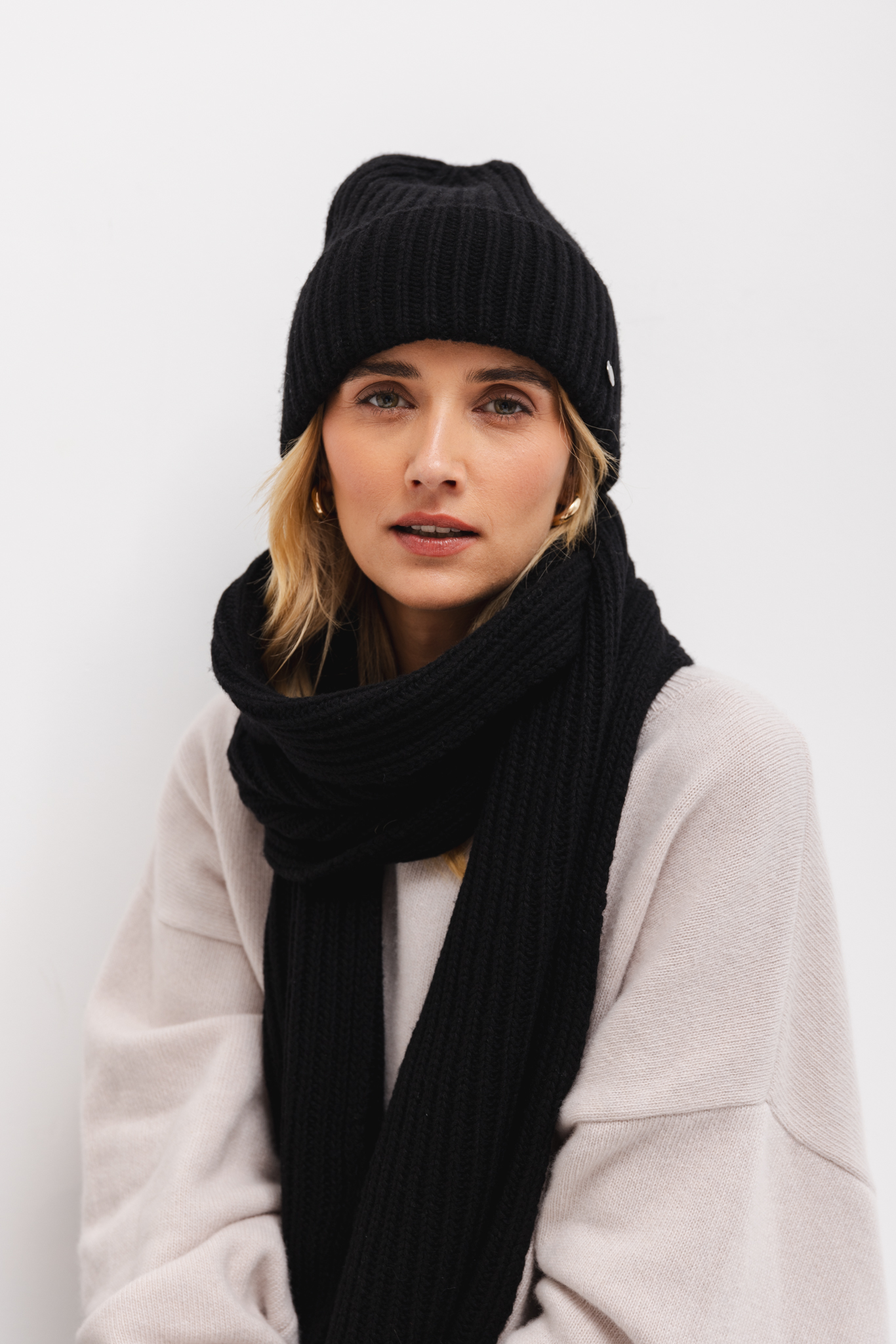 WEŁNIANY SZALIK GILDA CZARNY One size - Flawless