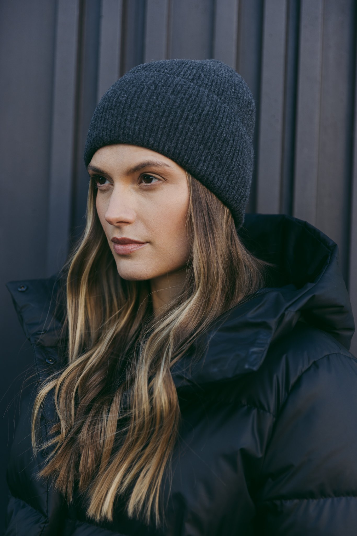 WEŁNIANA CZAPKA DELIA CIEMNO SZARA One size - Flawless