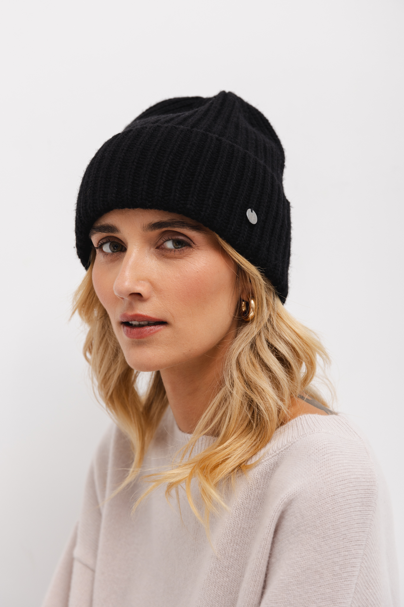 WEŁNIANA CZAPKA GILDA CZARNA One size - Flawless