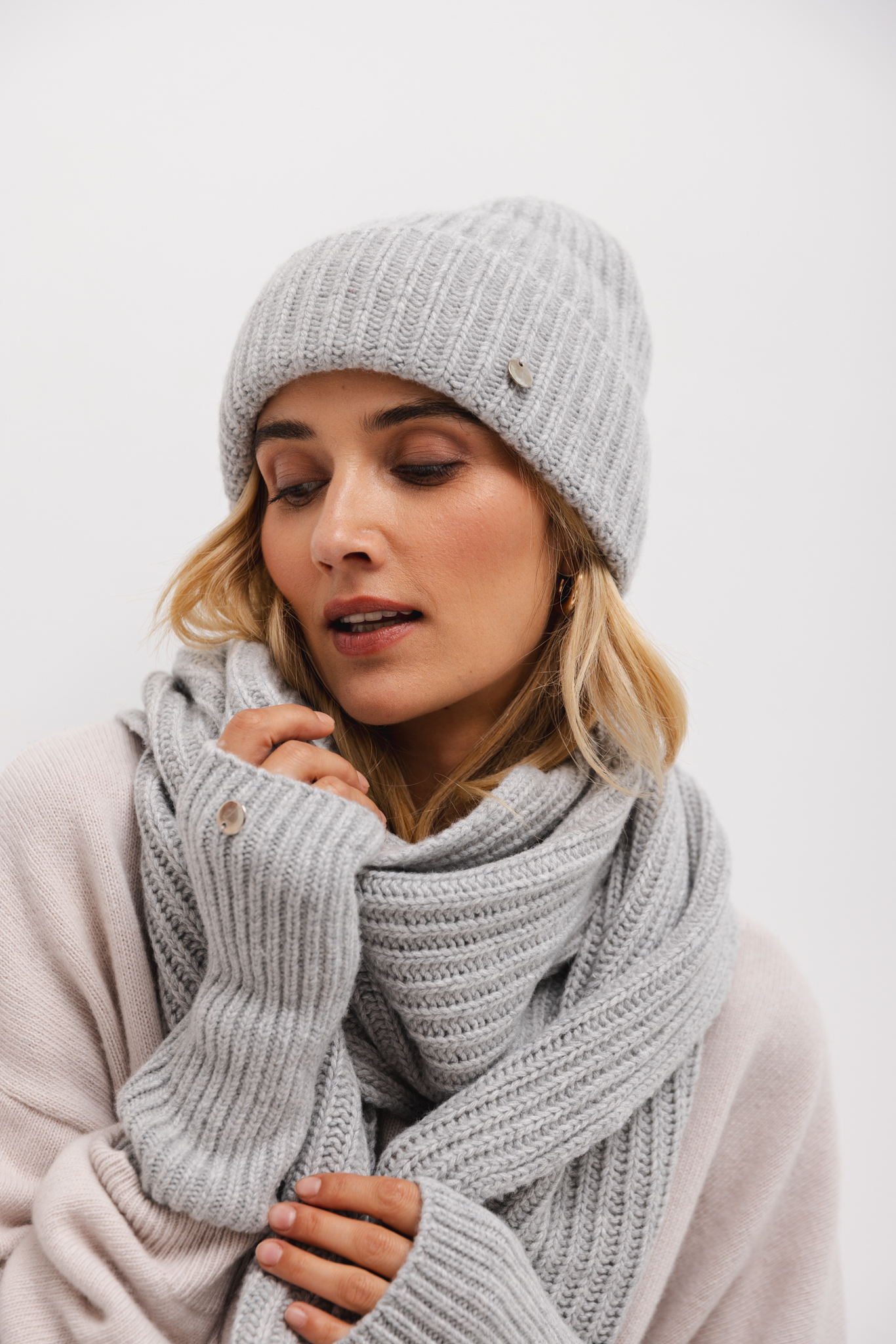 WEŁNIANA CZAPKA GILDA JASNO SZARA One size - Flawless