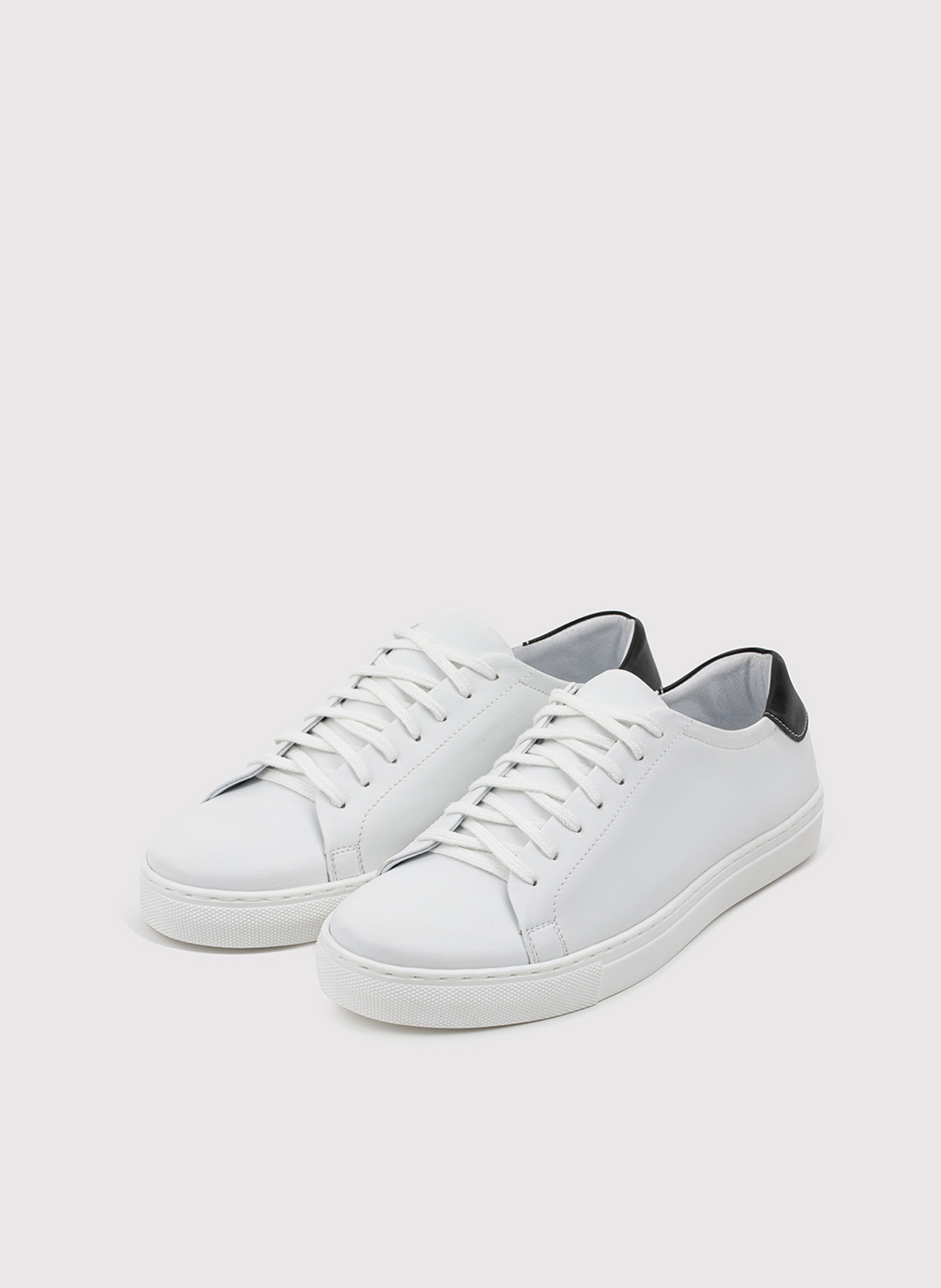 PAKO LORENTE – Skórzane białe sneakersy męskie z czarną wstawką