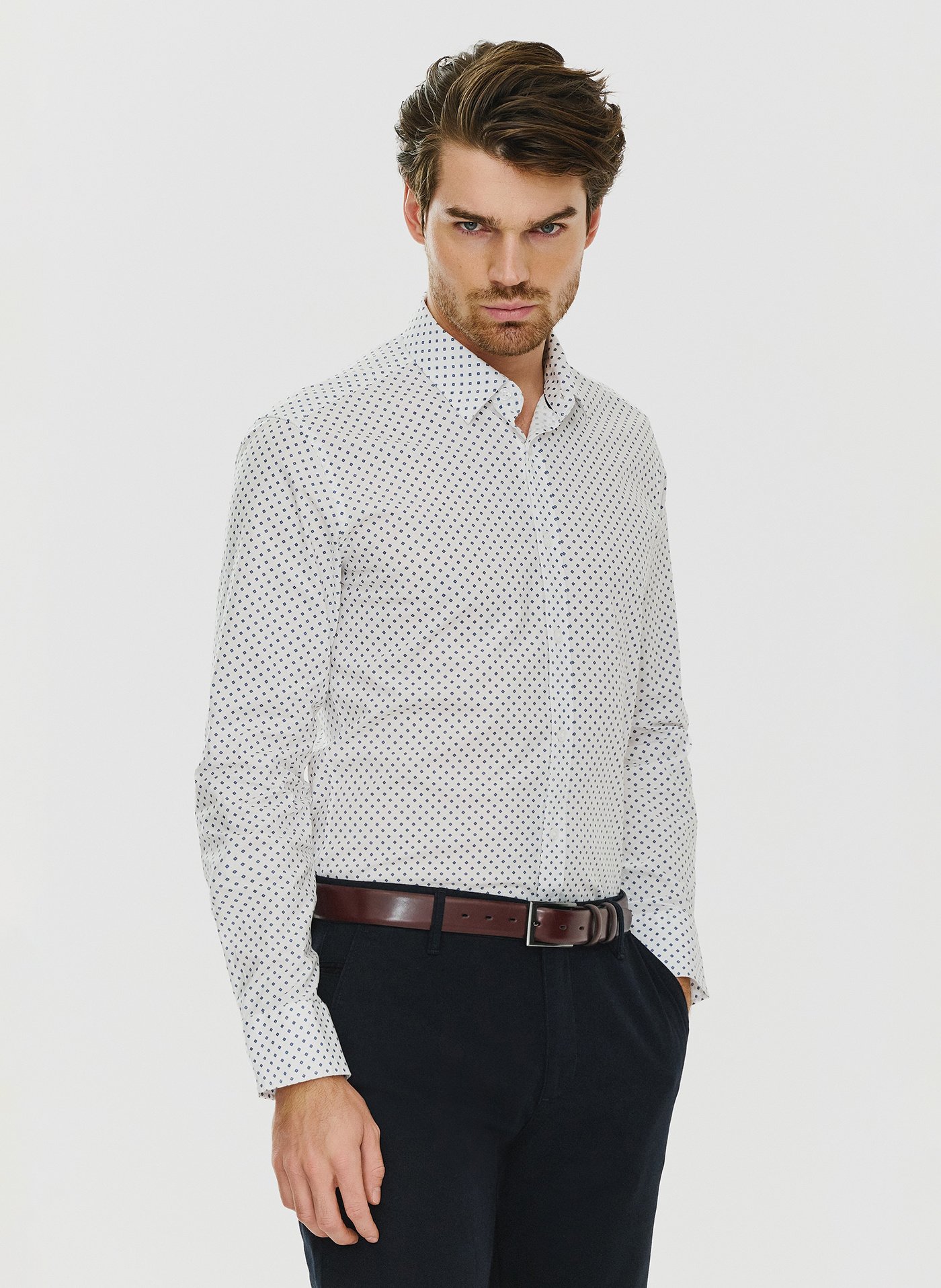 PAKO LORENTE – Biała męska koszula w niebieski mikrowzór P24SF-1X-018-B-S - Pako Lorente