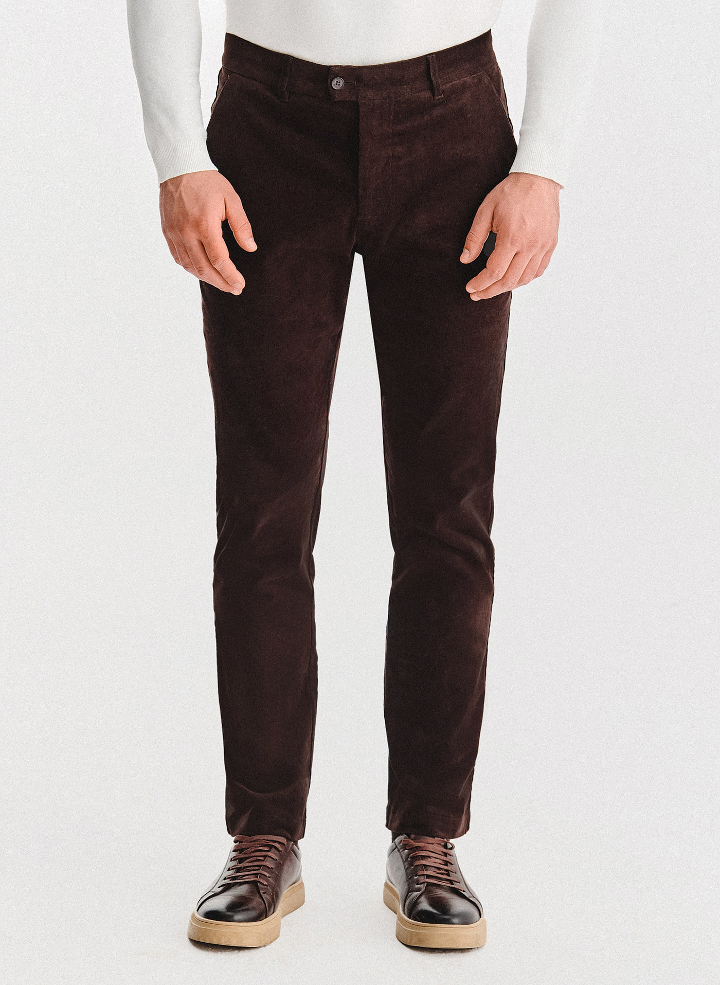 Brązowe spodnie sztruksowe