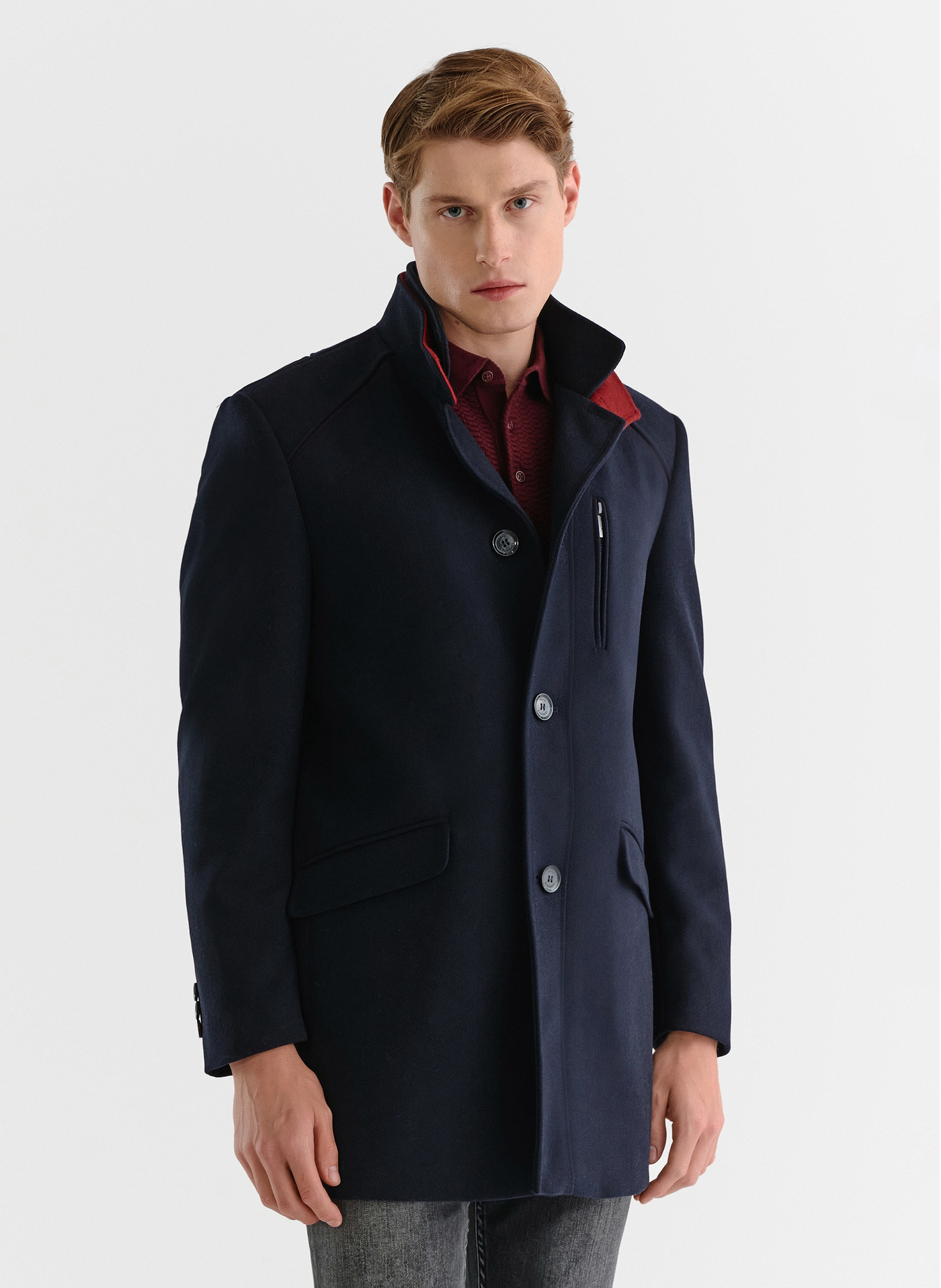 PAKO LORENTE – Granatowy płaszcz męski z podwójnym kołnierzem