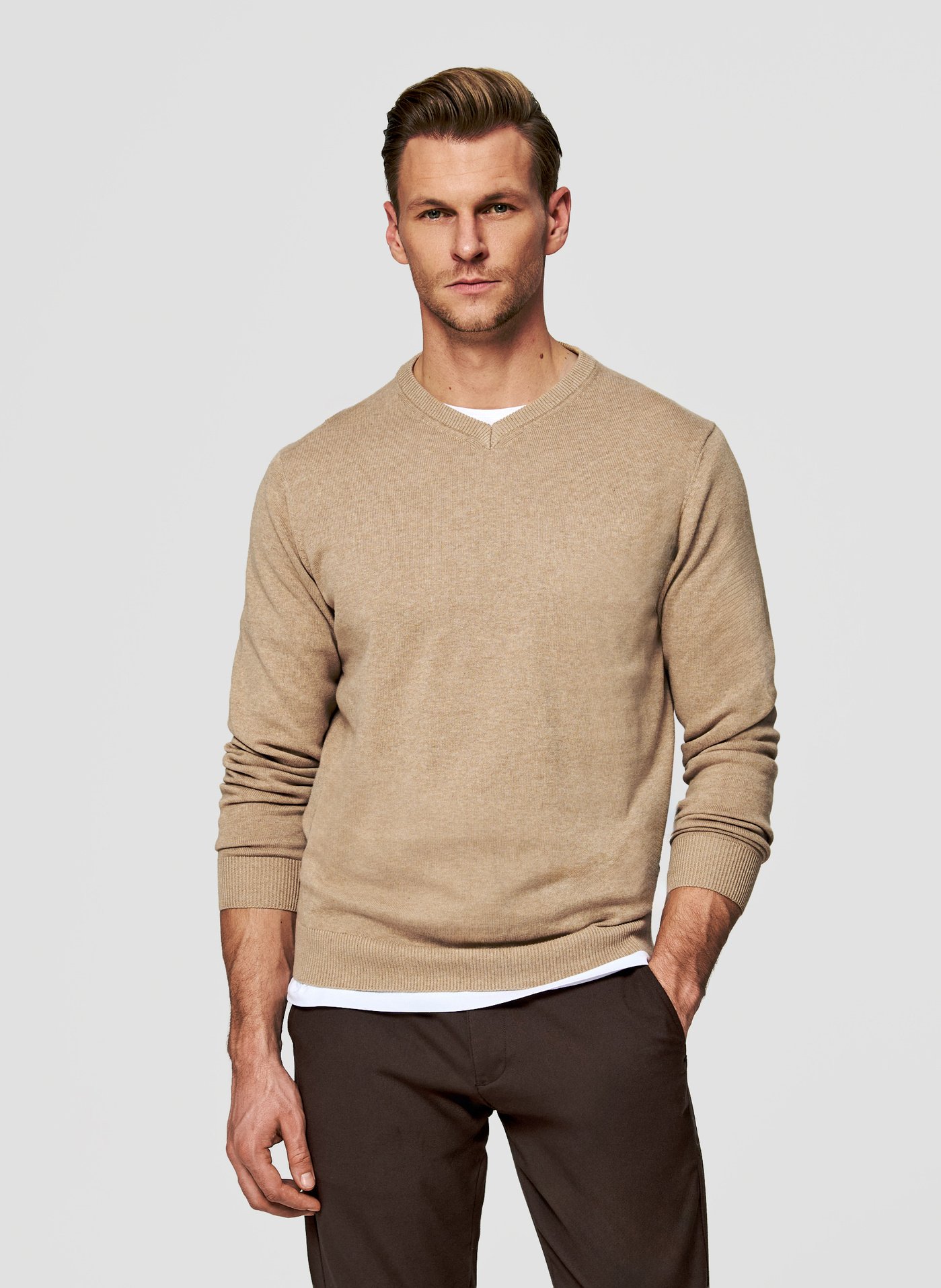 PAKO LORENTE - Beżowy sweter męski z dekoltem w serek