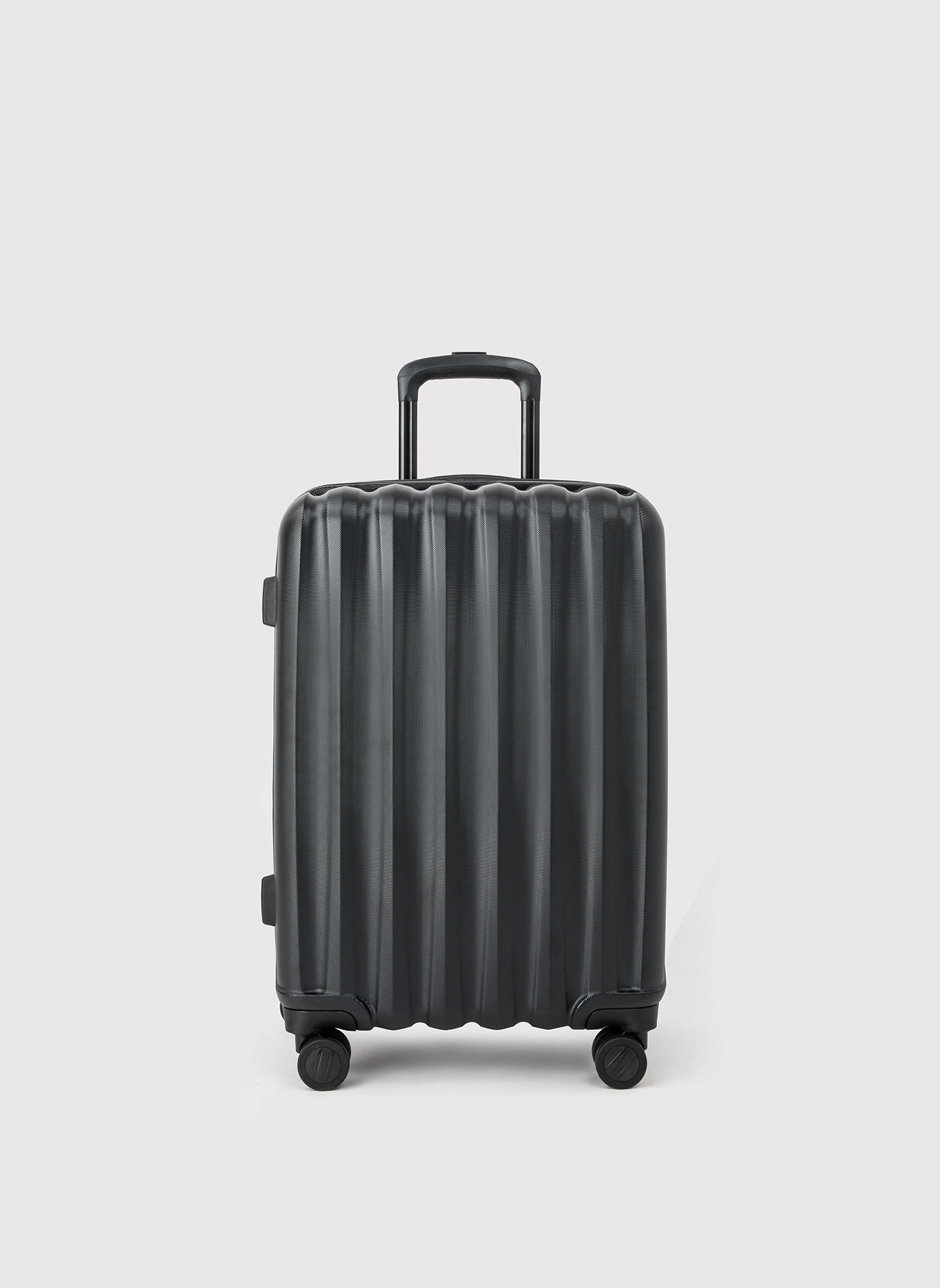 PAKO LORENTE – Średnia czarna walizka ze żłobieniami