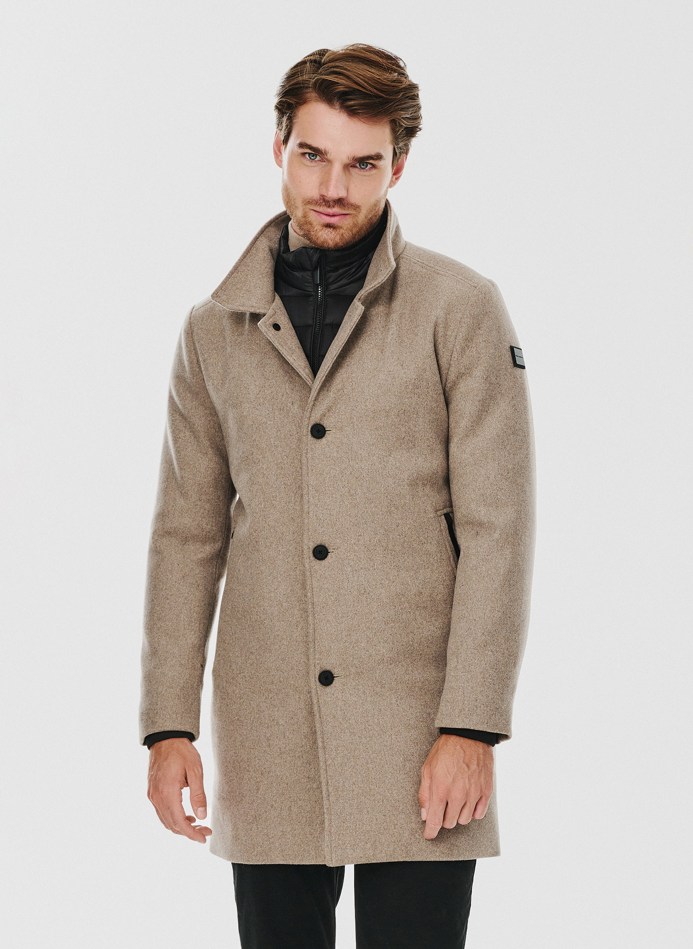 PAKO LORENTE – Beżowy płaszcz męski z odpinaną stójką