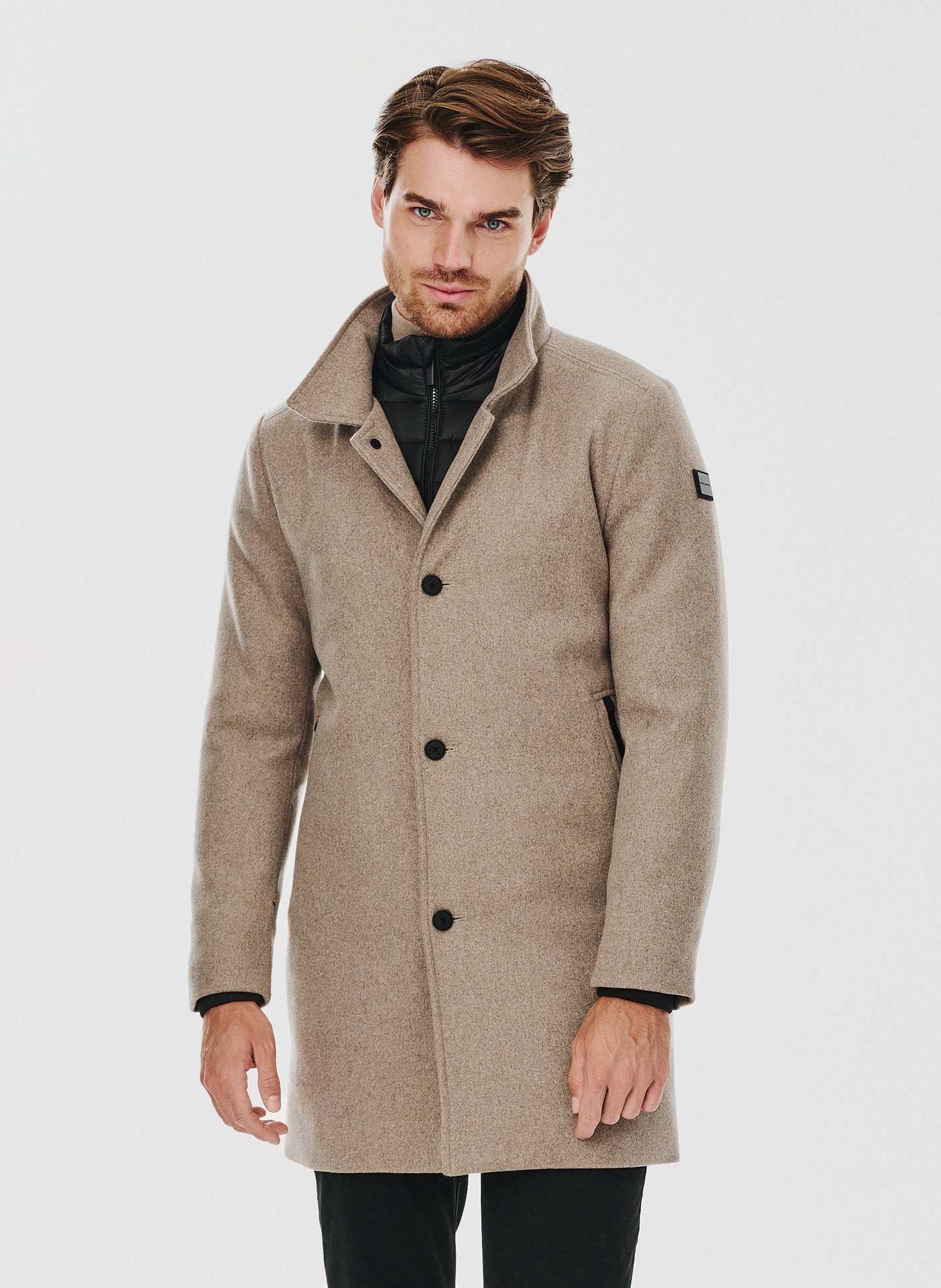 PAKO LORENTE – Beżowy płaszcz męski z odpinaną stójką