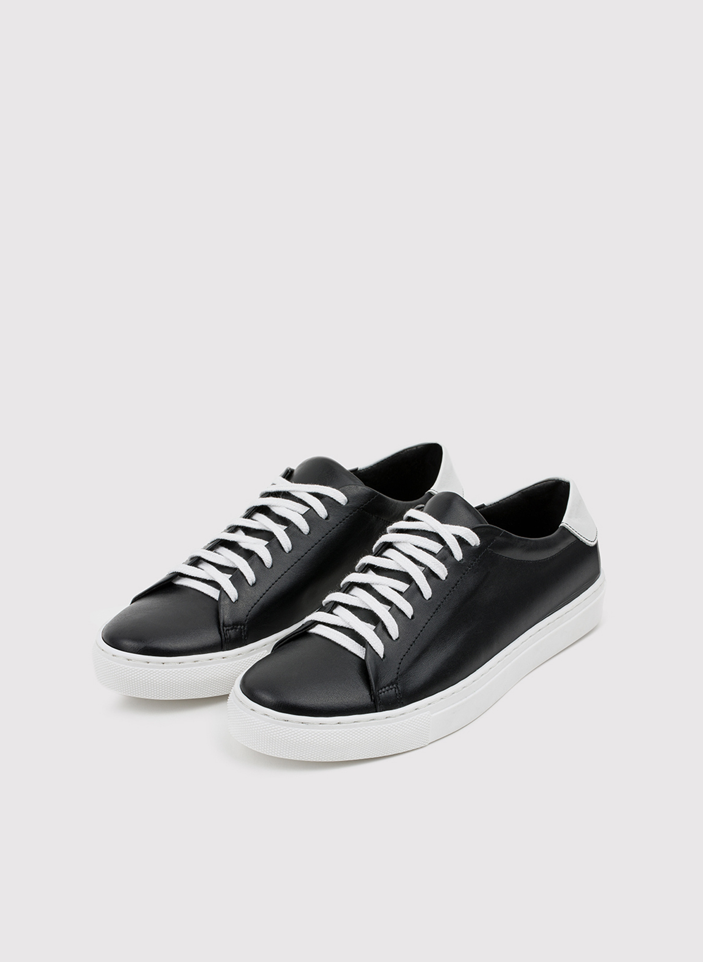 PAKO LORENTE – Skórzane czarne sneakersy męskie z białą wstawką