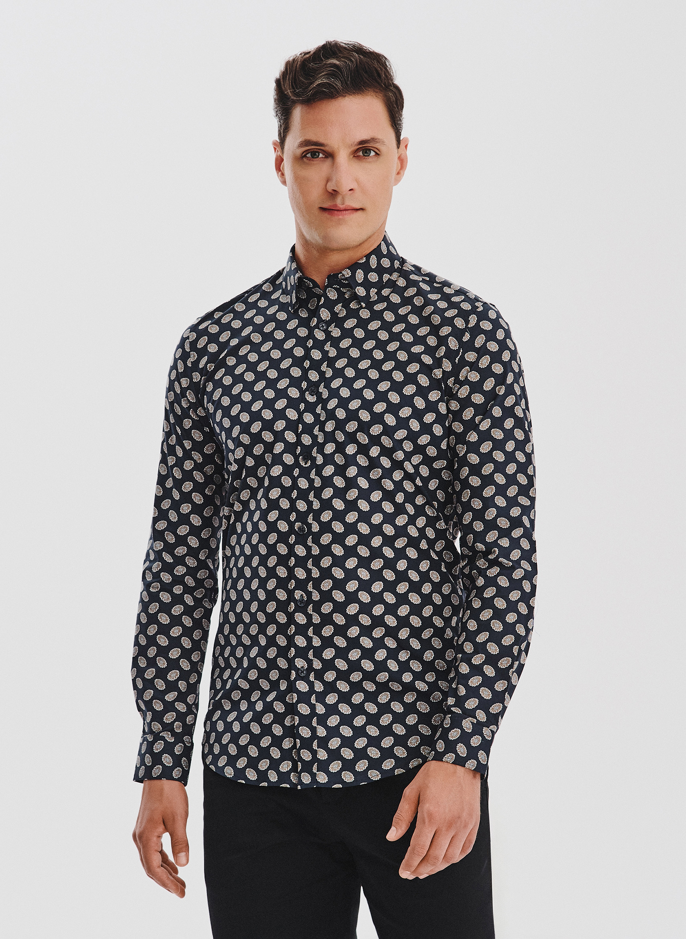 PAKO LORENTE – Czarna koszula w kwiaty