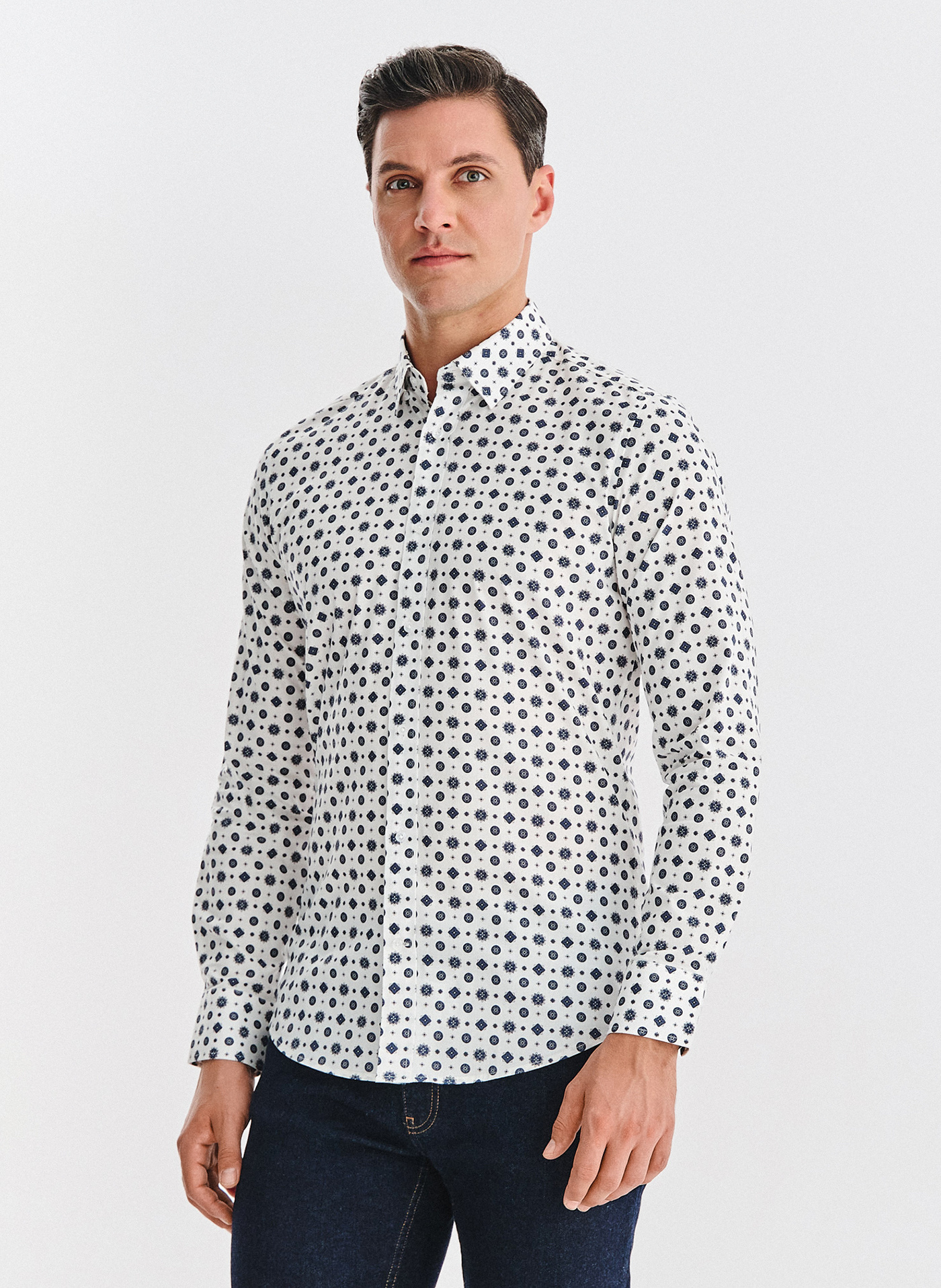 Biała koszula w niebieski wzór geometryczny