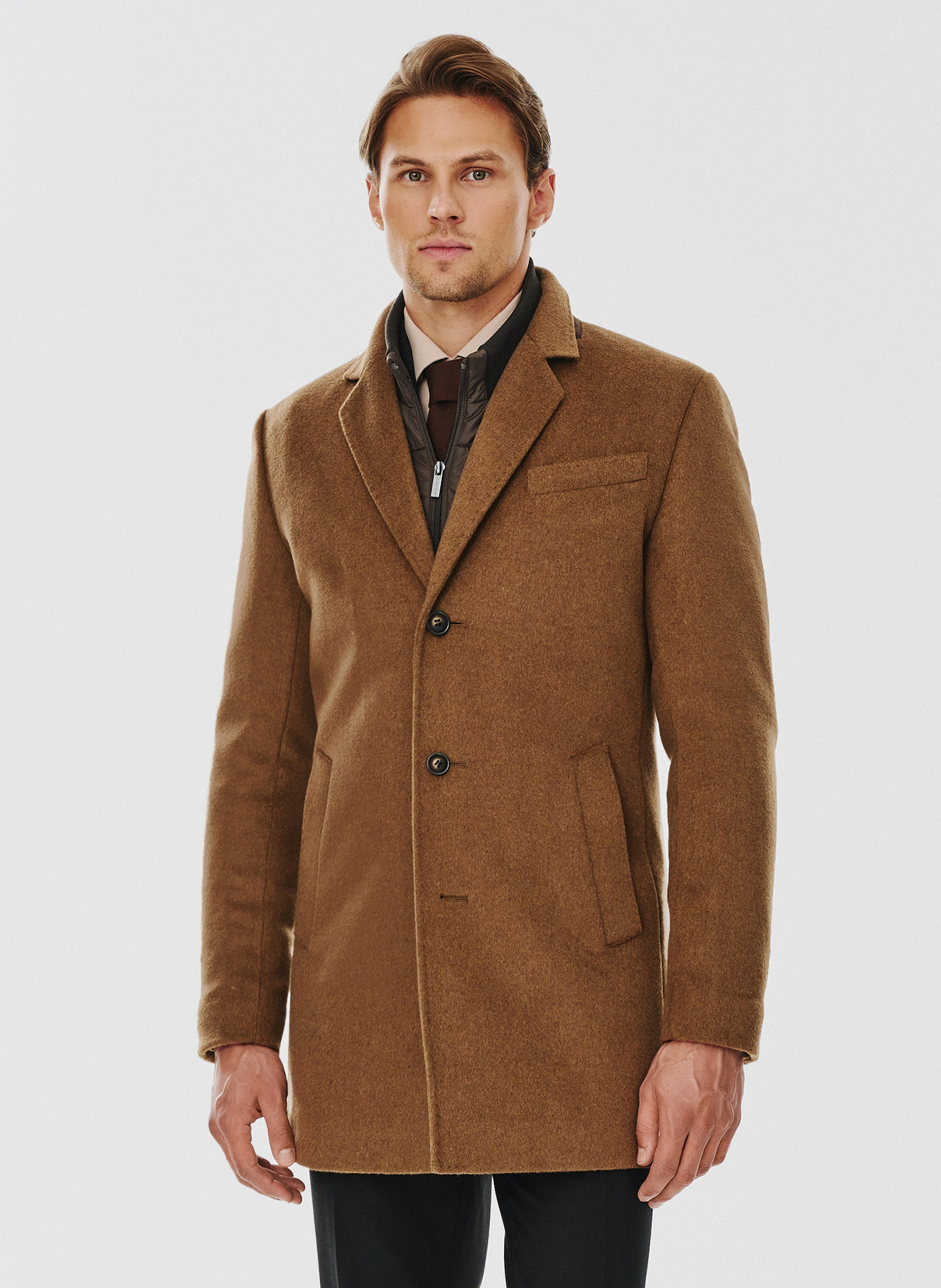 PAKO LORENTE – Kamelowy płaszcz męski z odpinaną stójką