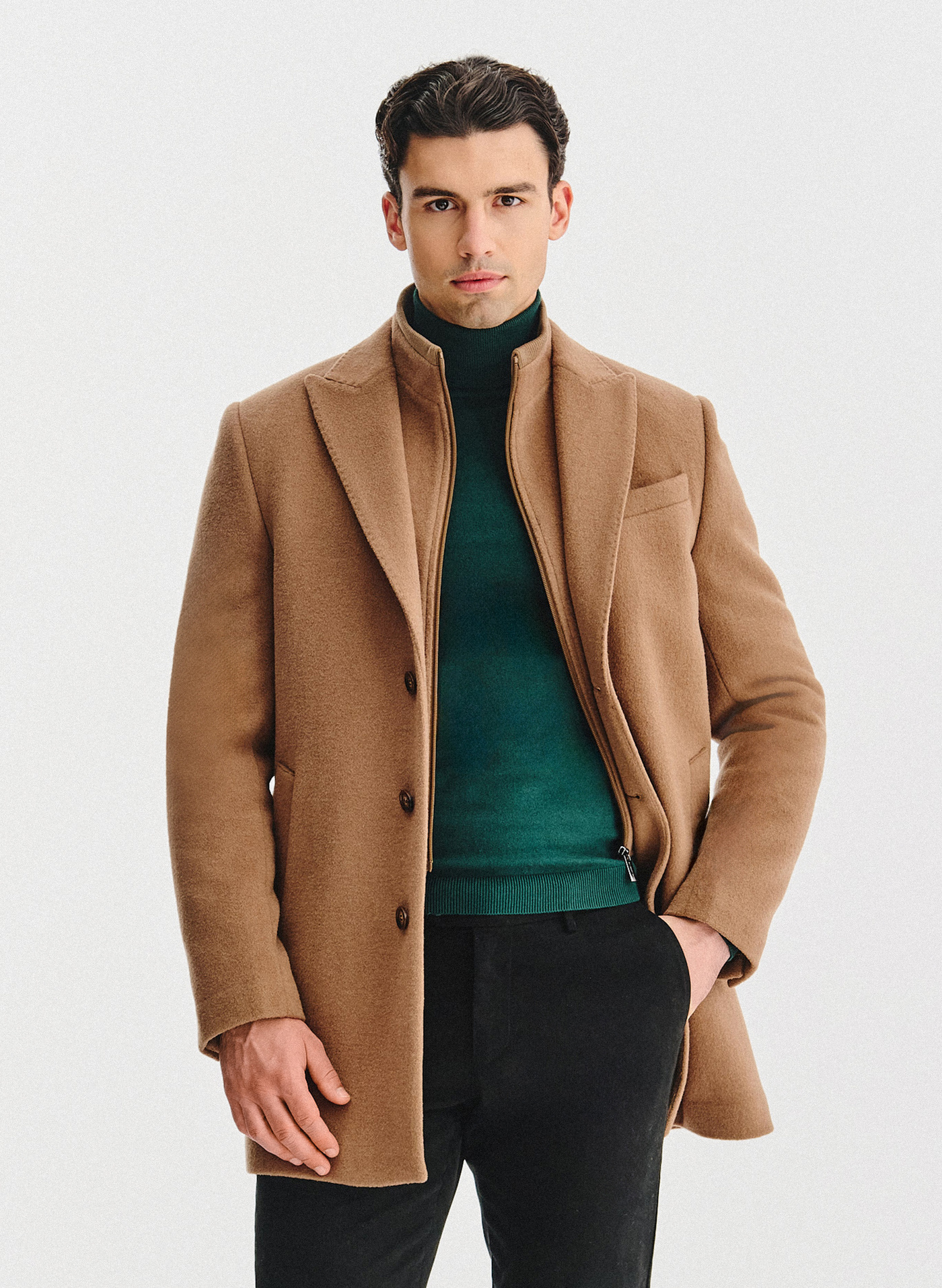 PAKO LORENTE – Kamelowy płaszcz męski z odpinaną stójką