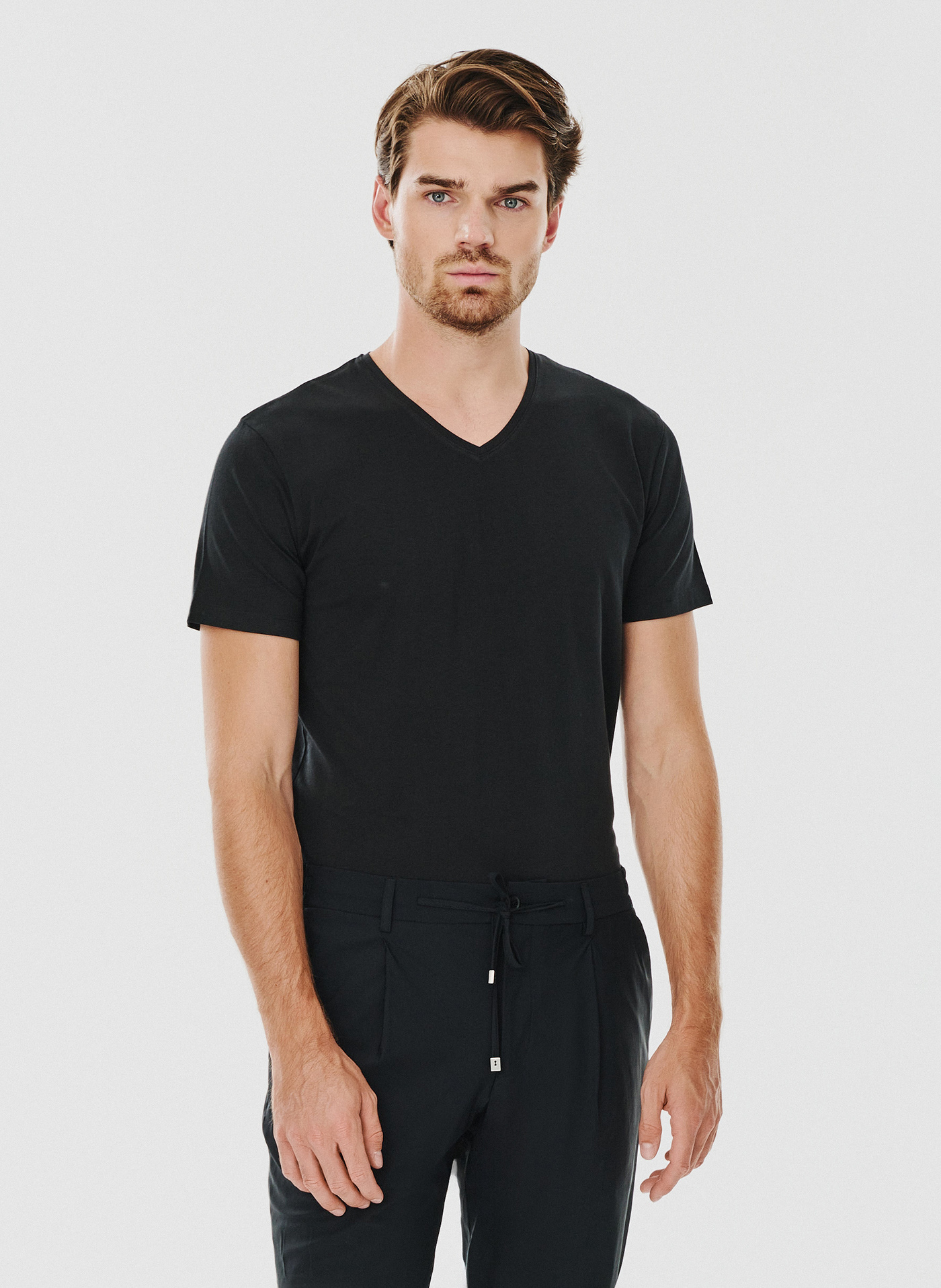 PAKO LORENTE – Czarny gładki t-shirt v-neck