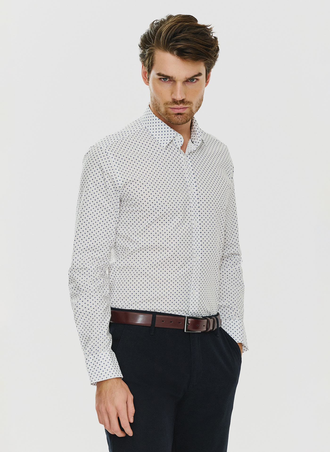 PAKO LORENTE – Biała męska koszula w niebieski mikrowzór P24SF-1X-018-B-S - Pako Lorente