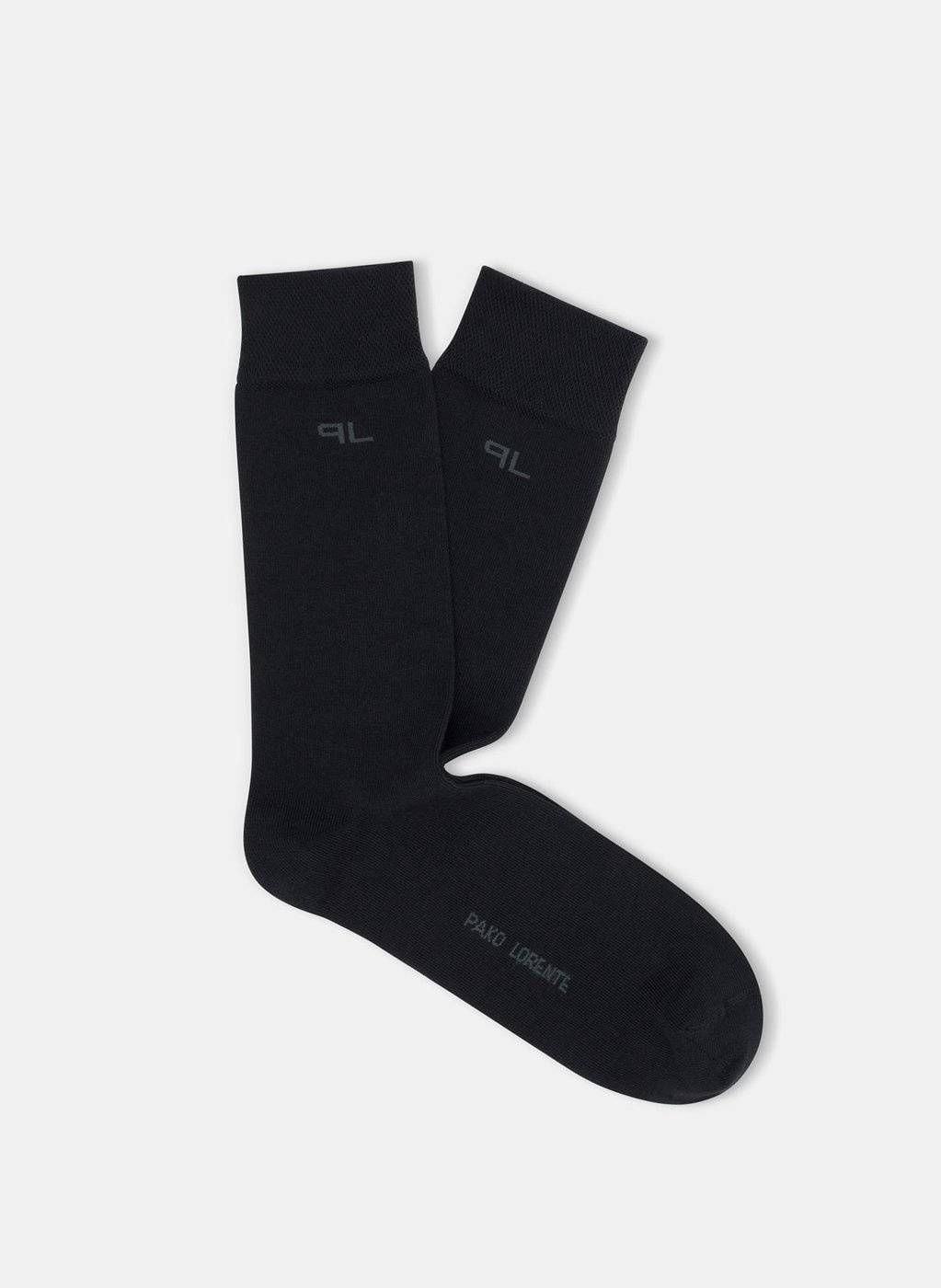 Gładkie czarne skarpetki męskie z subtelnym logo P000B-SX-060-C