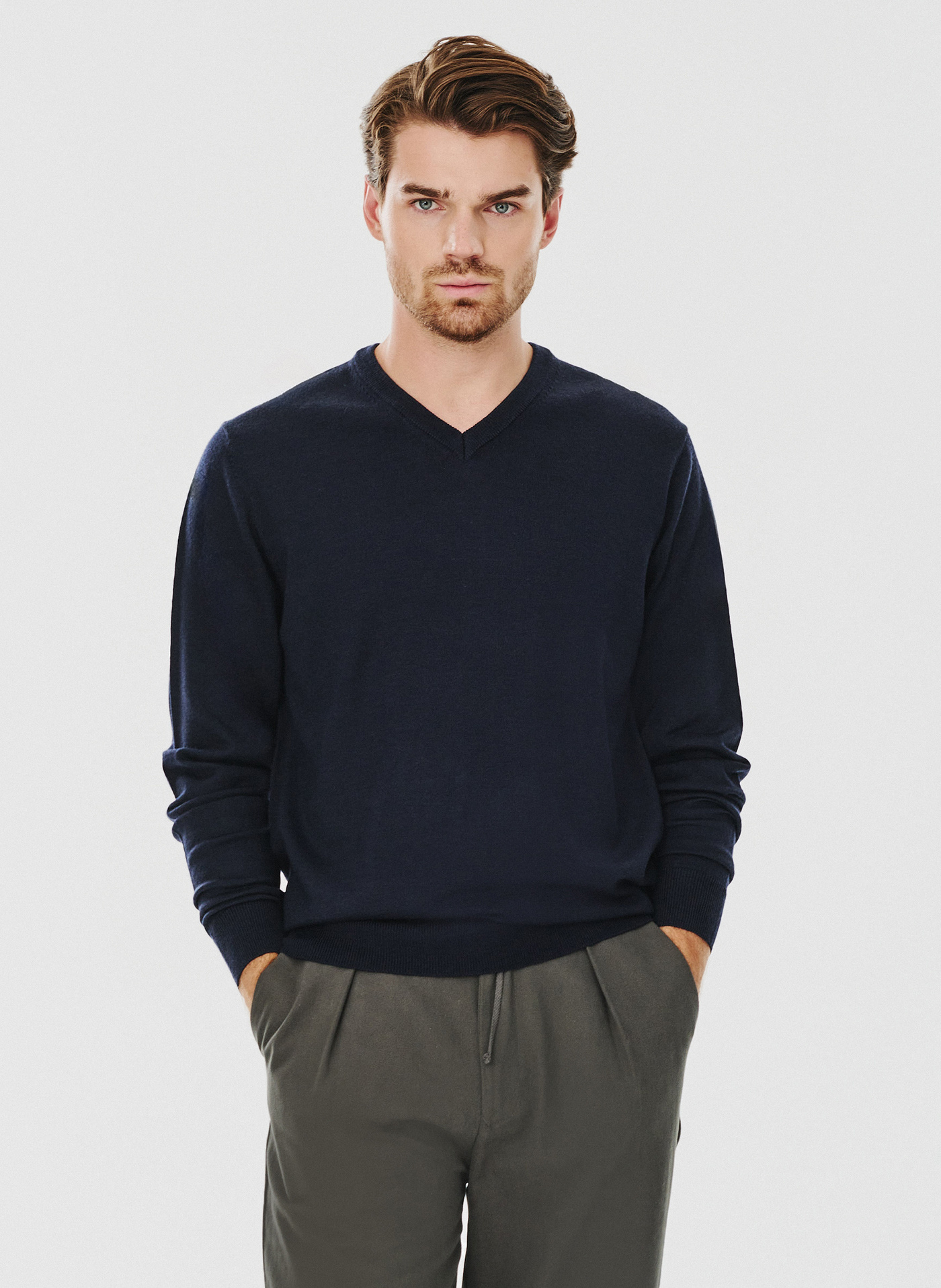 PAKO LORENTE – Granatowy męski sweter w serek