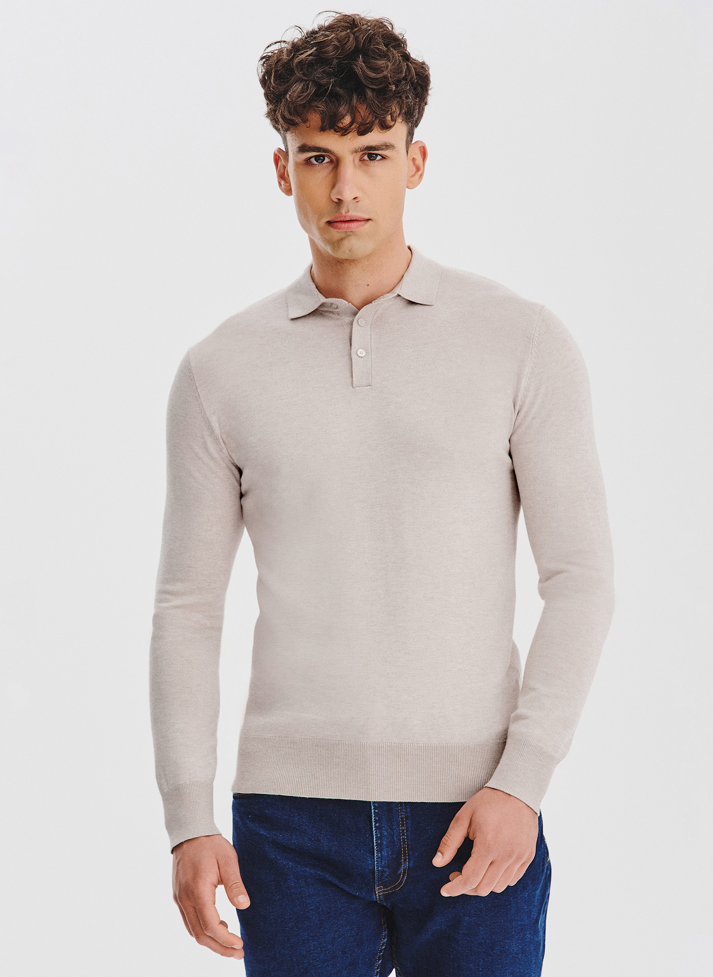 Sweter polo w kolorze beżowym