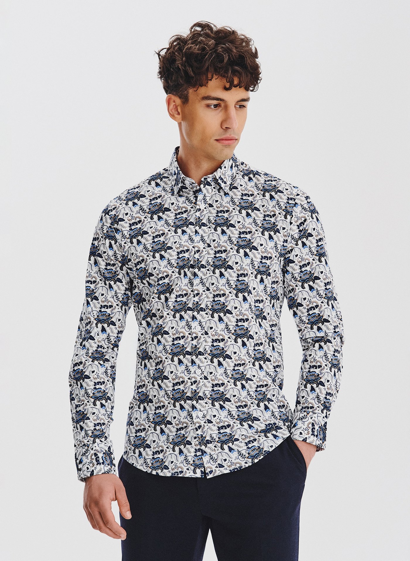 PAKO LORENTE - Biała koszula męska niebieskie kwiaty