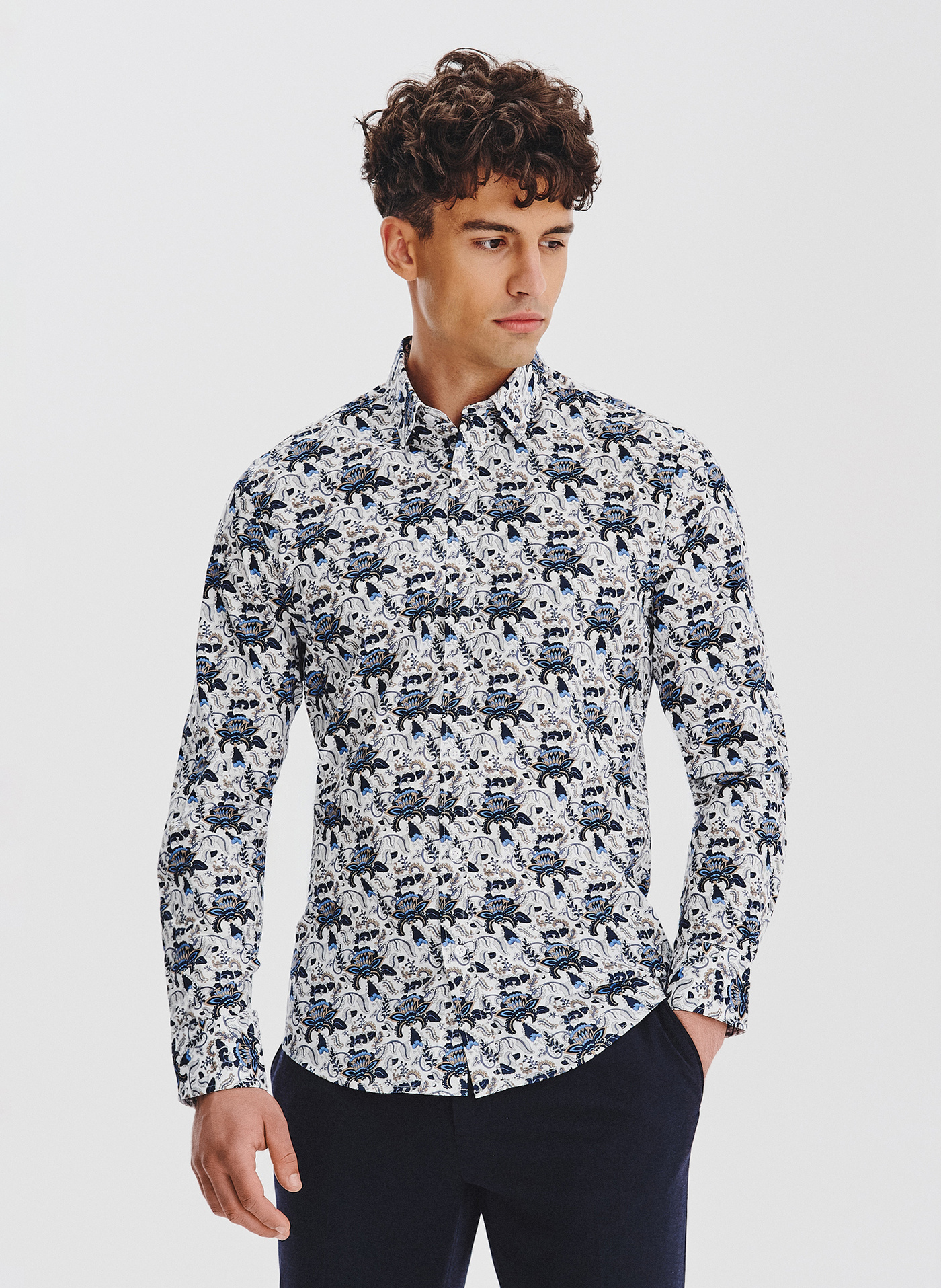 PAKO LORENTE - Biała koszula męska niebieskie kwiaty
