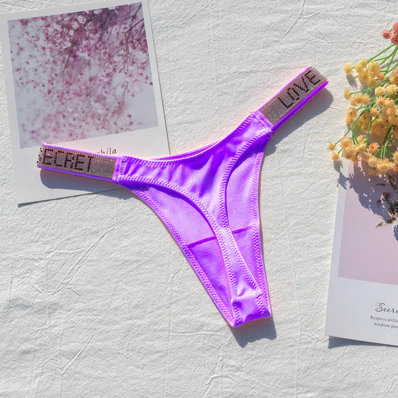 Stringi z szeroką gumką i nowoczesnym designem Dior