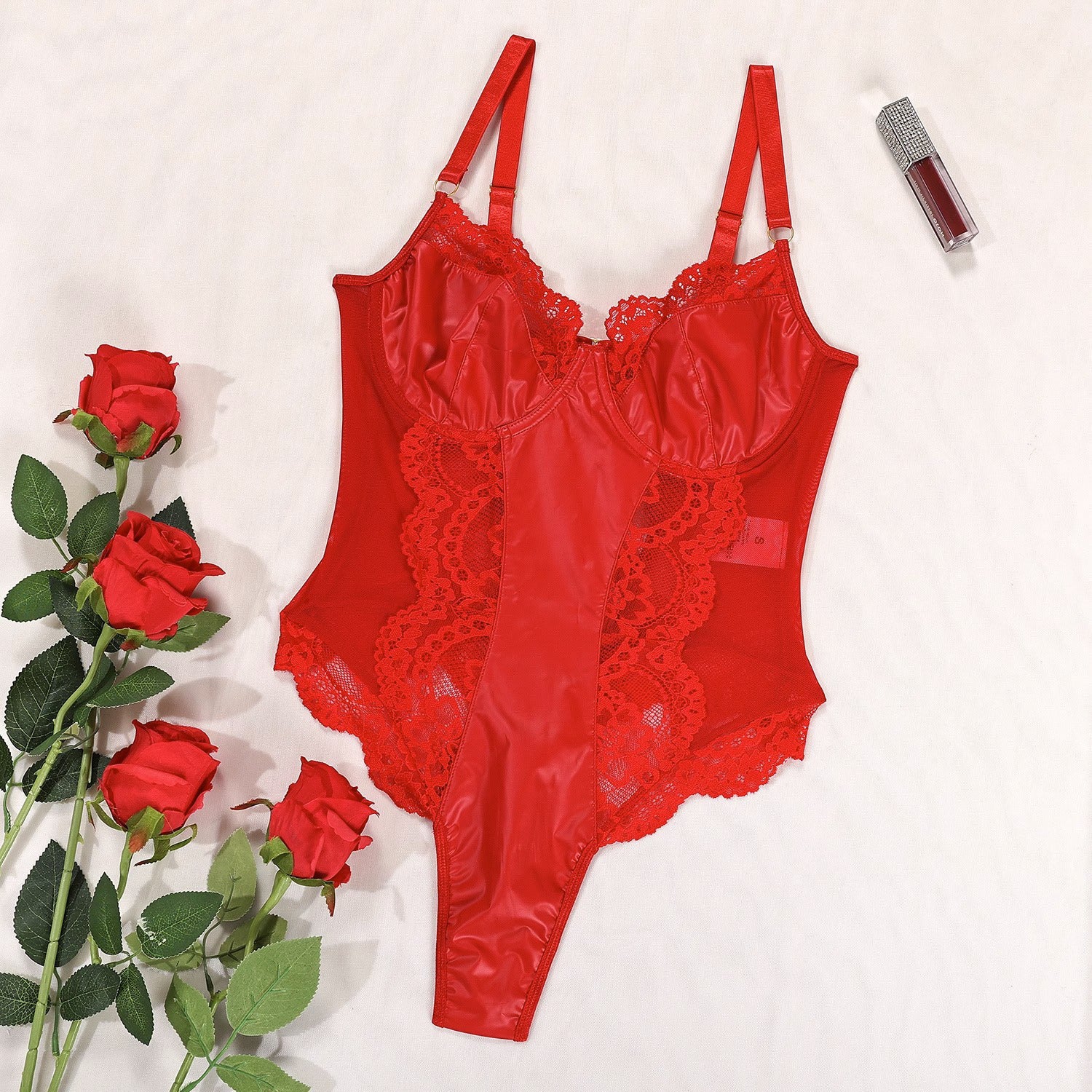 Body z wycięciem na miseczkach na romantyczne wieczory Adelind