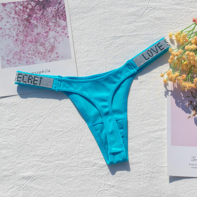 Stringi z szeroką gumką i nowoczesnym designem Dior