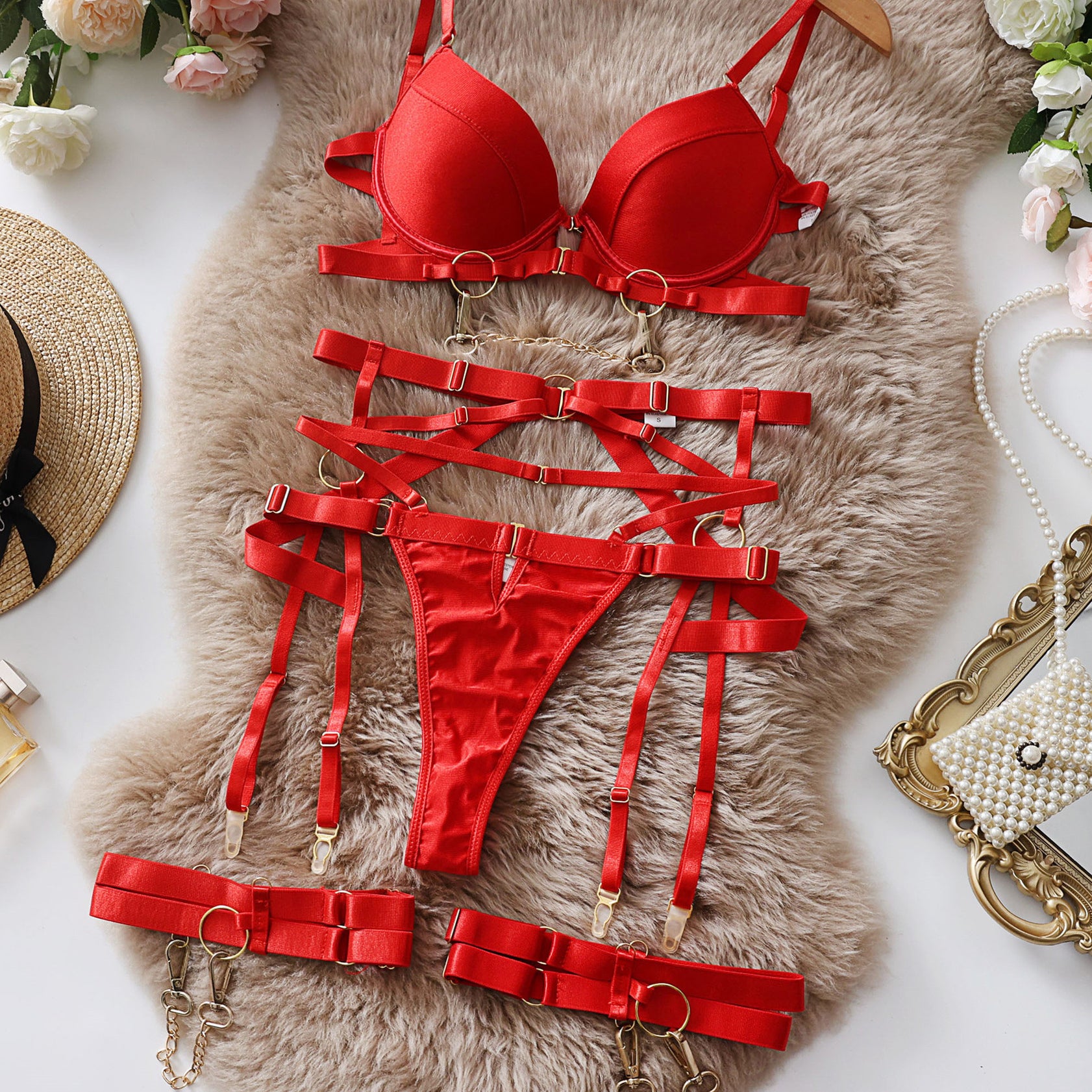 Zestaw bielizny z odważnymi detalami na romantyczne wieczory Jevgenija