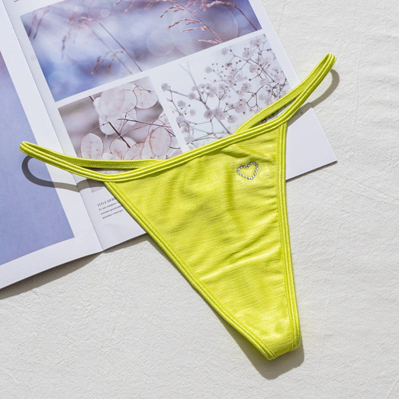 Stringi z wysokim wycięciem idealne pod obcisłe ubrania Domiziana