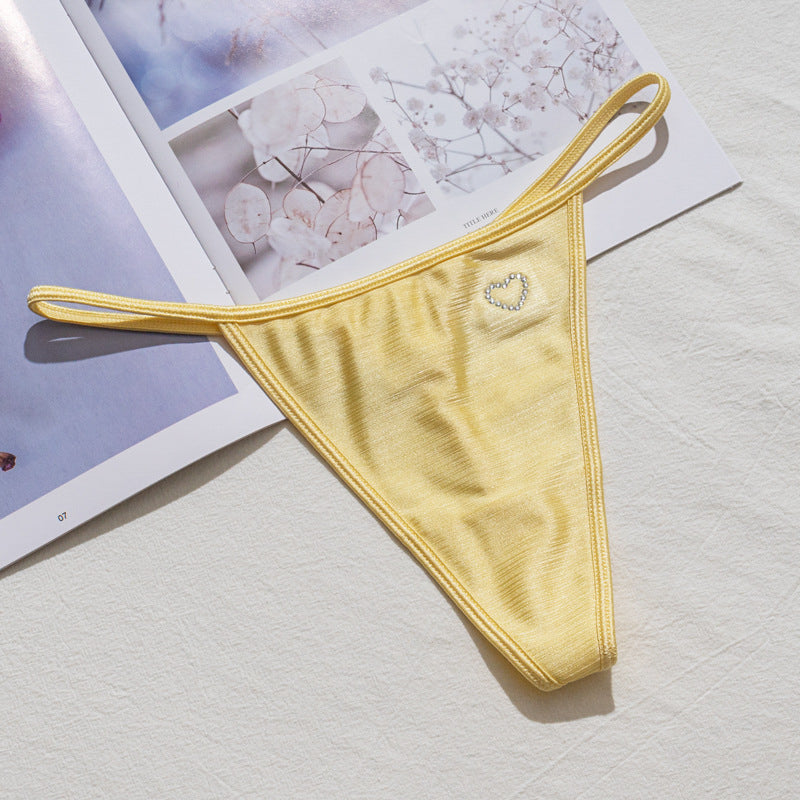 Stringi z wysokim wycięciem idealne pod obcisłe ubrania Domiziana