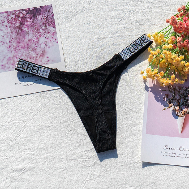 Stringi z szeroką gumką i nowoczesnym designem Dior