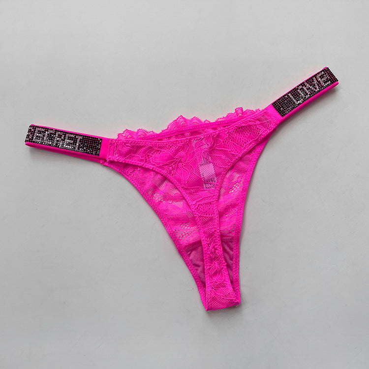 Stringi koronkowe z ozdobnym napisem Maruschka