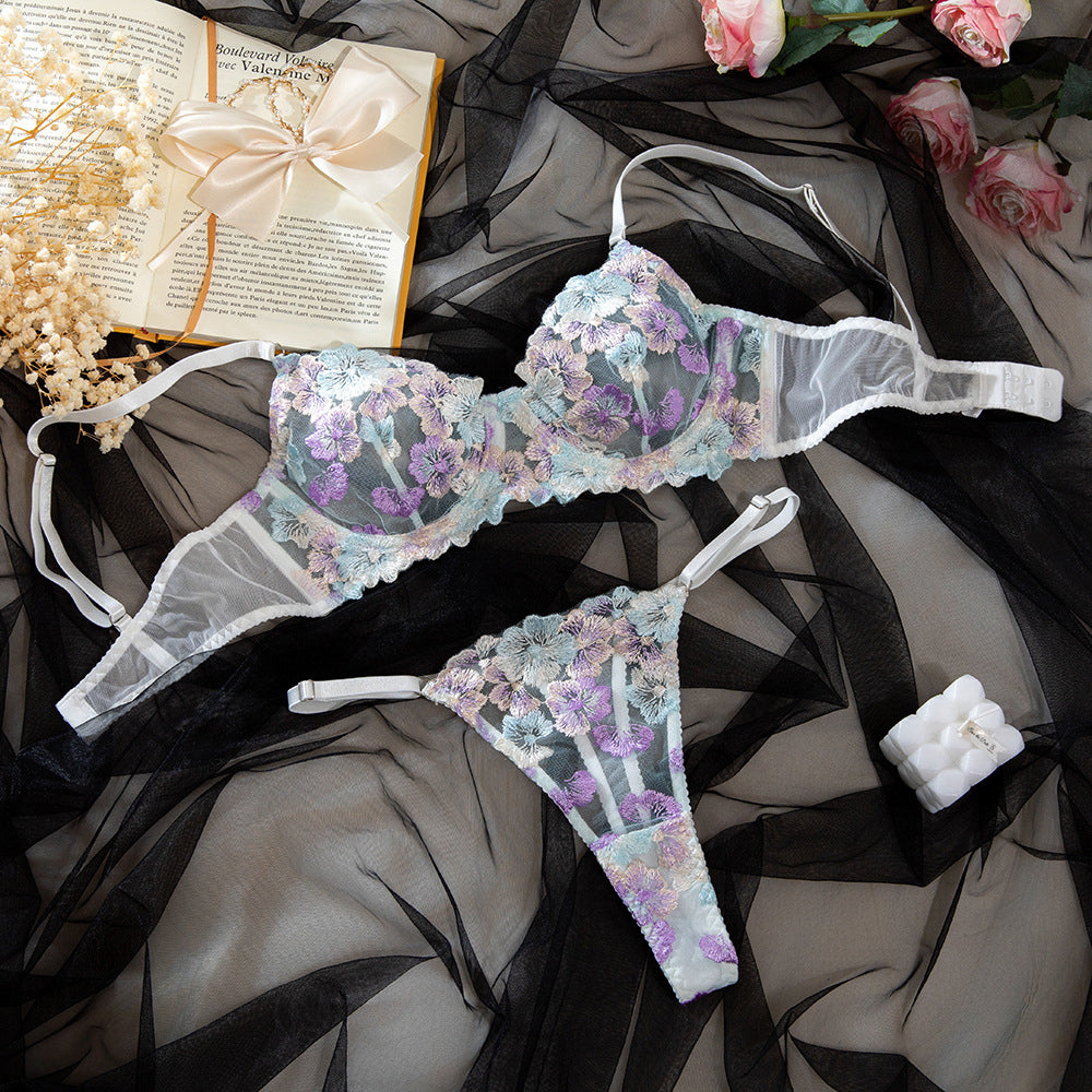 Komplet bielizny z koronkowym biustonoszem i haftowanymi miseczkami Roosmarij