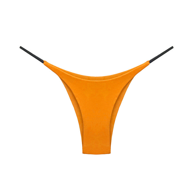 Stringi z delikatnym paskiem niewidoczne pod ubraniem Ronalda