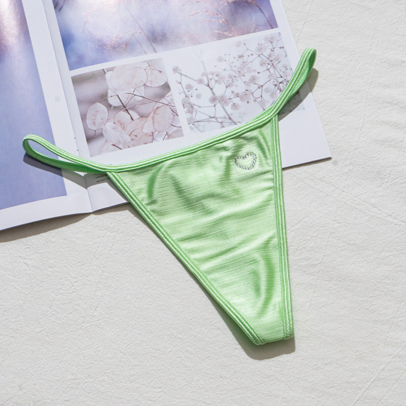 Stringi z wysokim wycięciem idealne pod obcisłe ubrania Domiziana