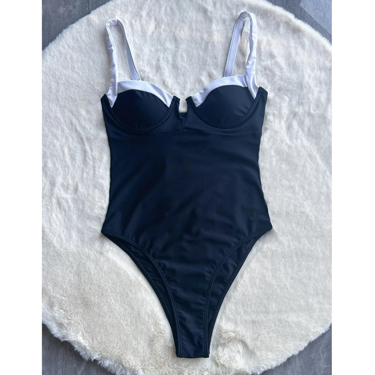 Jednoczęściowy strój kąpielowy z lamówką i wbudowanym stanikiem na lato Aglaja