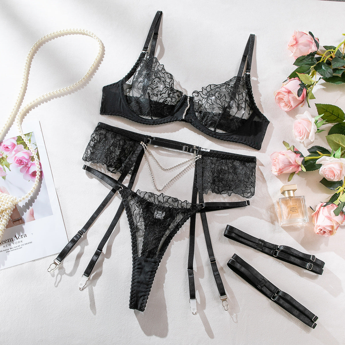 Koronkowy komplet bielizny z pasem i łańcuszkiem elegancki styl Dennise