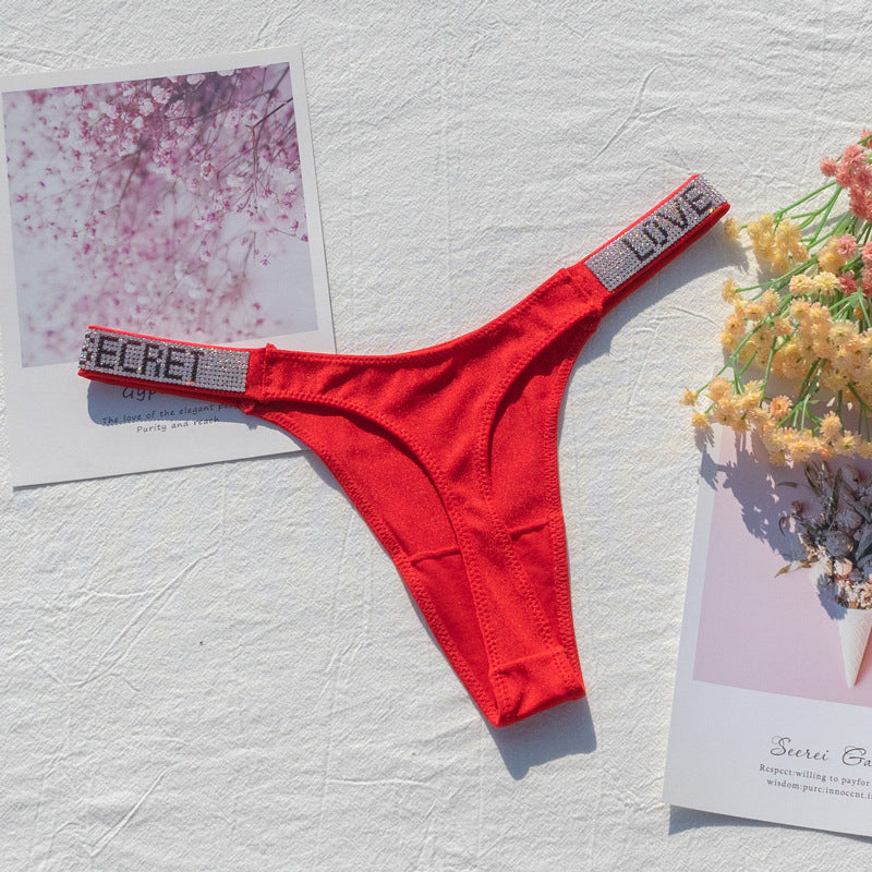 Stringi z szeroką gumką i nowoczesnym designem Dior